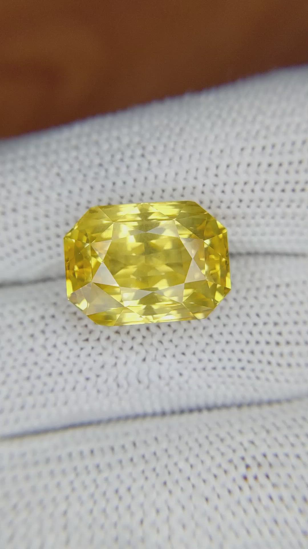 18.20 Ct. Yellow Sapphire from Ceylon (Sri Lanka) Size Video