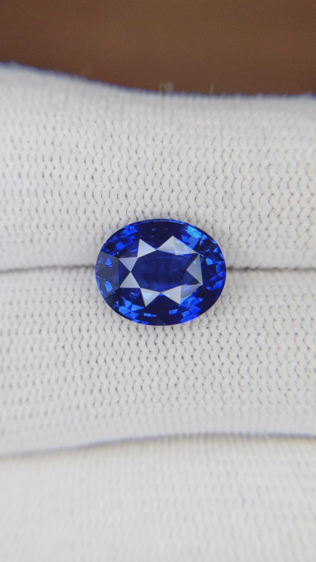 5.05 Ct. Blue Sapphire from Ceylon (Sri Lanka) Size Video