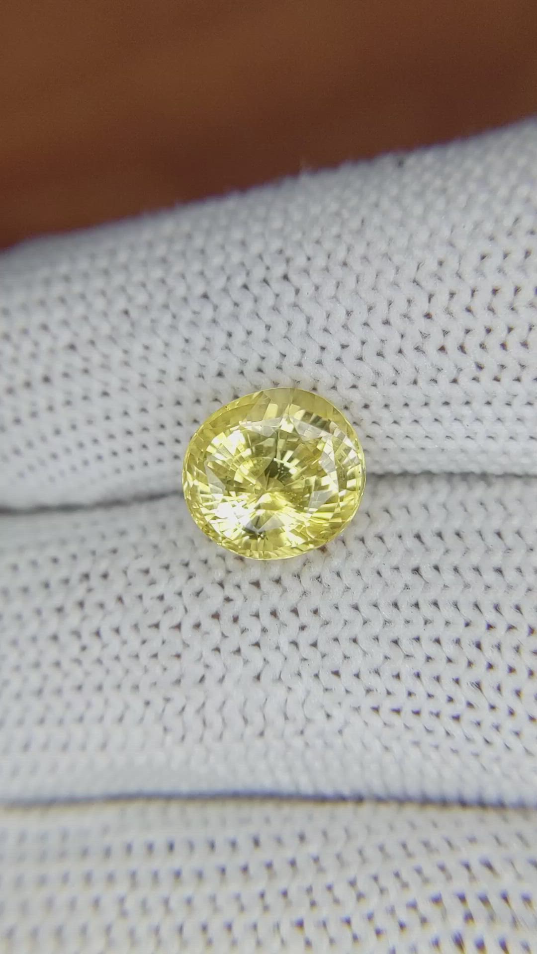 4.07 Ct. Yellow Sapphire from Ceylon (Sri Lanka) Size Video