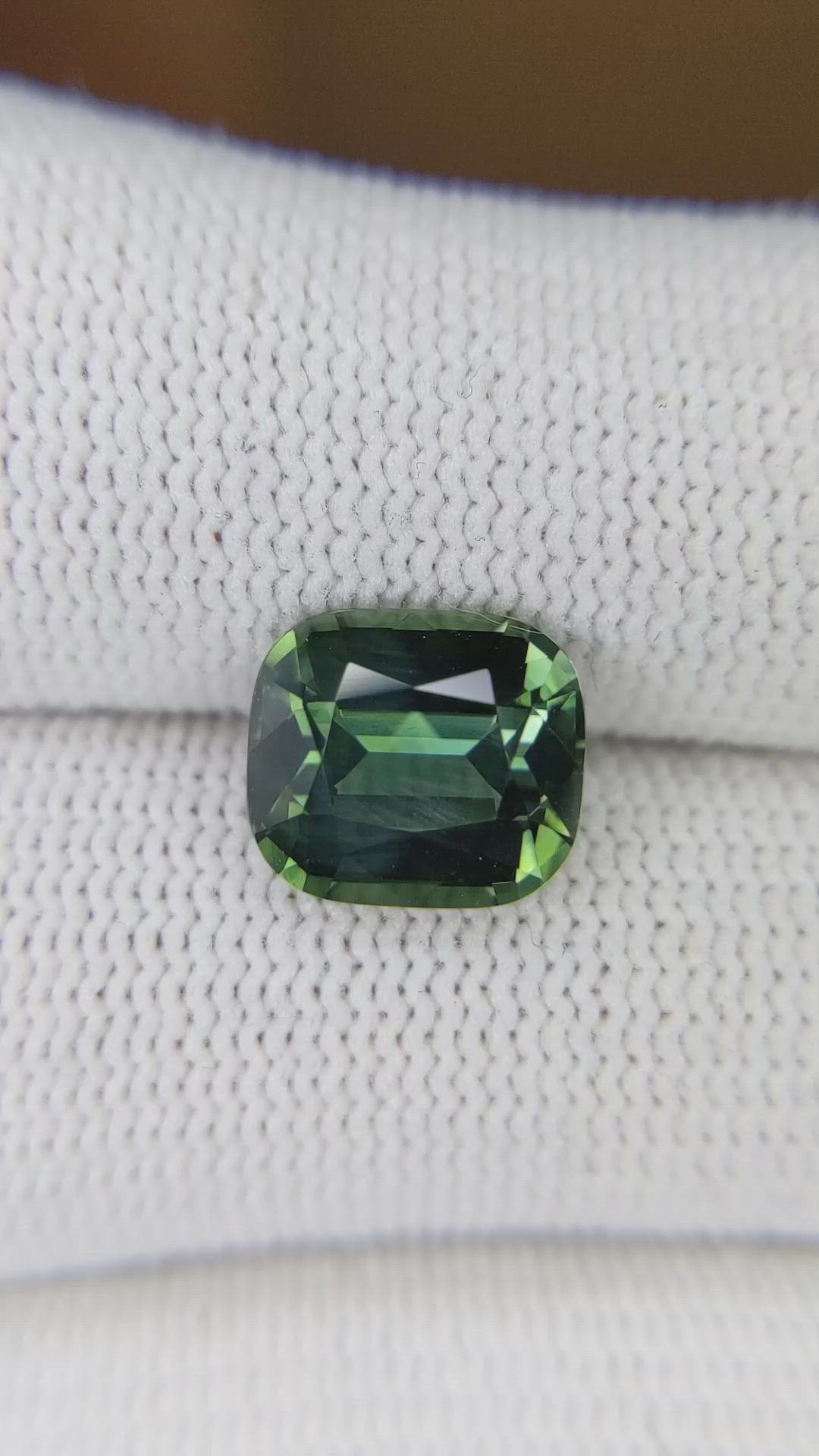4.07 Ct. Green Sapphire from Ceylon (Sri Lanka) Size Video