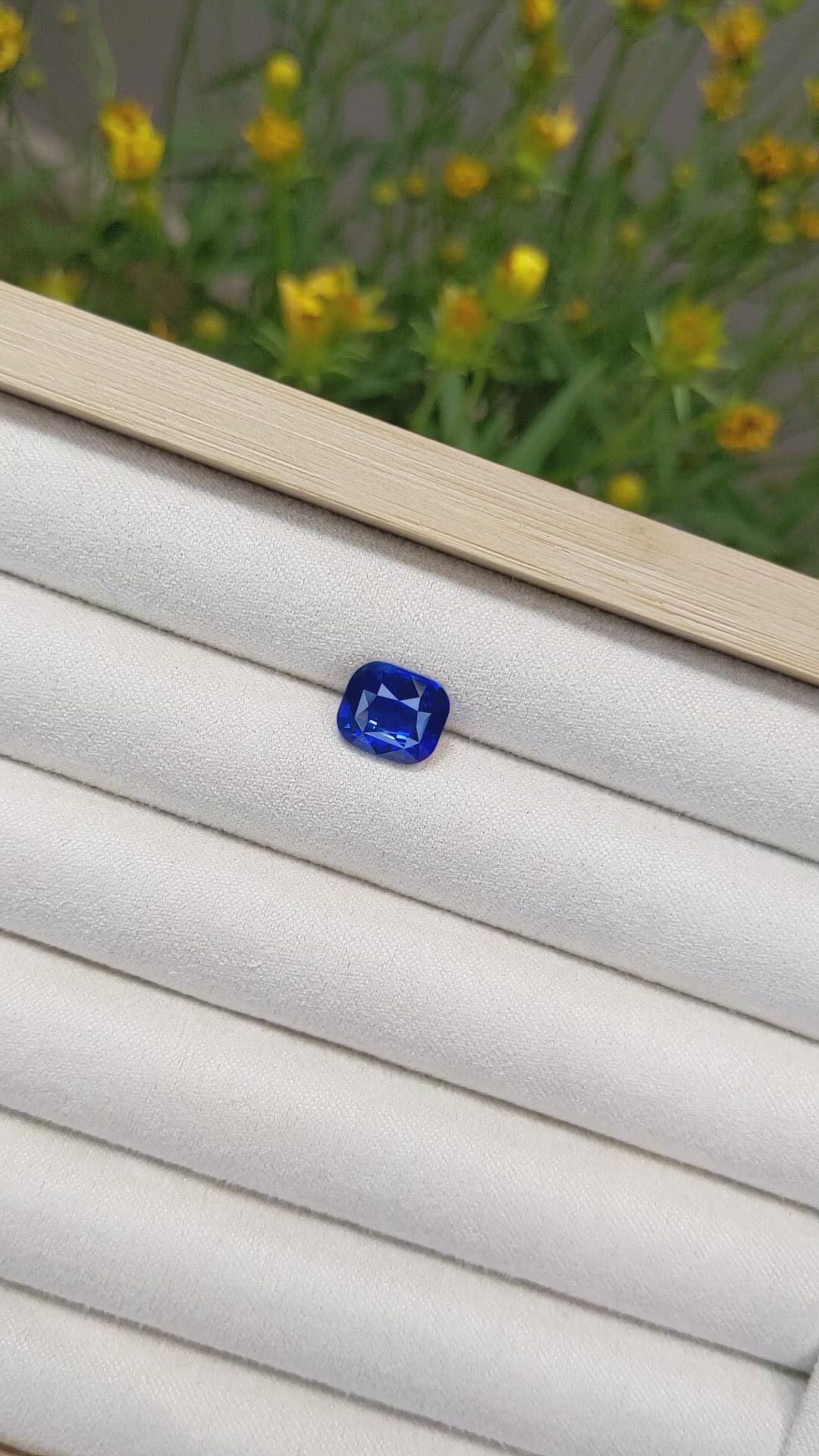 4.07 Ct. Blue Sapphire from Ceylon (Sri Lanka) Size Video