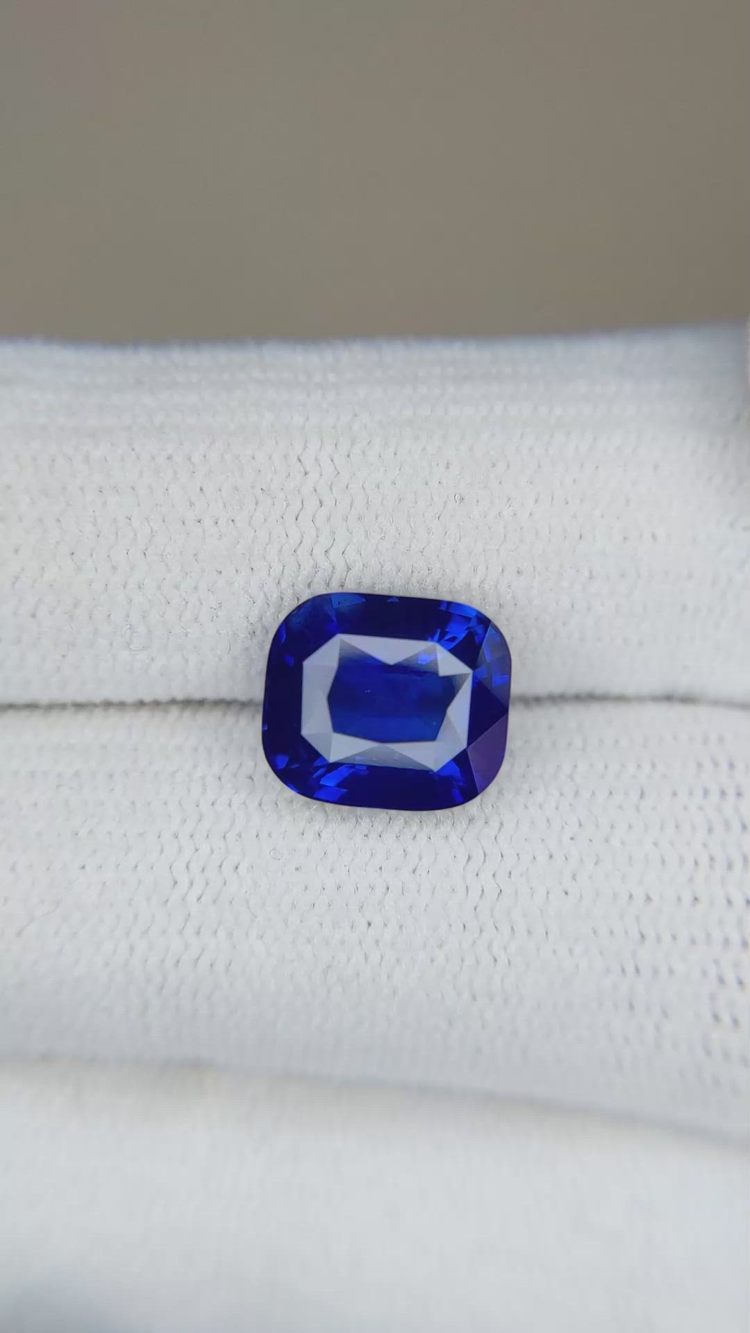 4.07 Ct. Blue Sapphire from Ceylon (Sri Lanka) Size Video