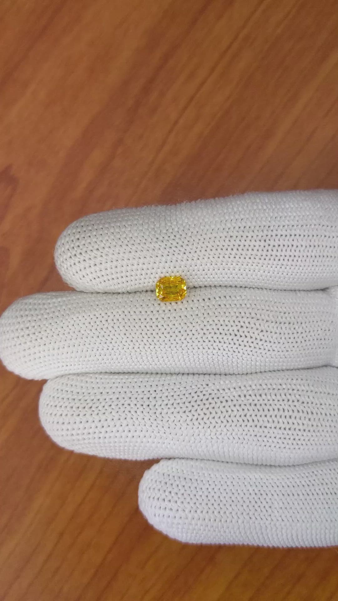 1.05 Ct. Yellowish Orange Sapphire from Ceylon (Sri Lanka) Size Video