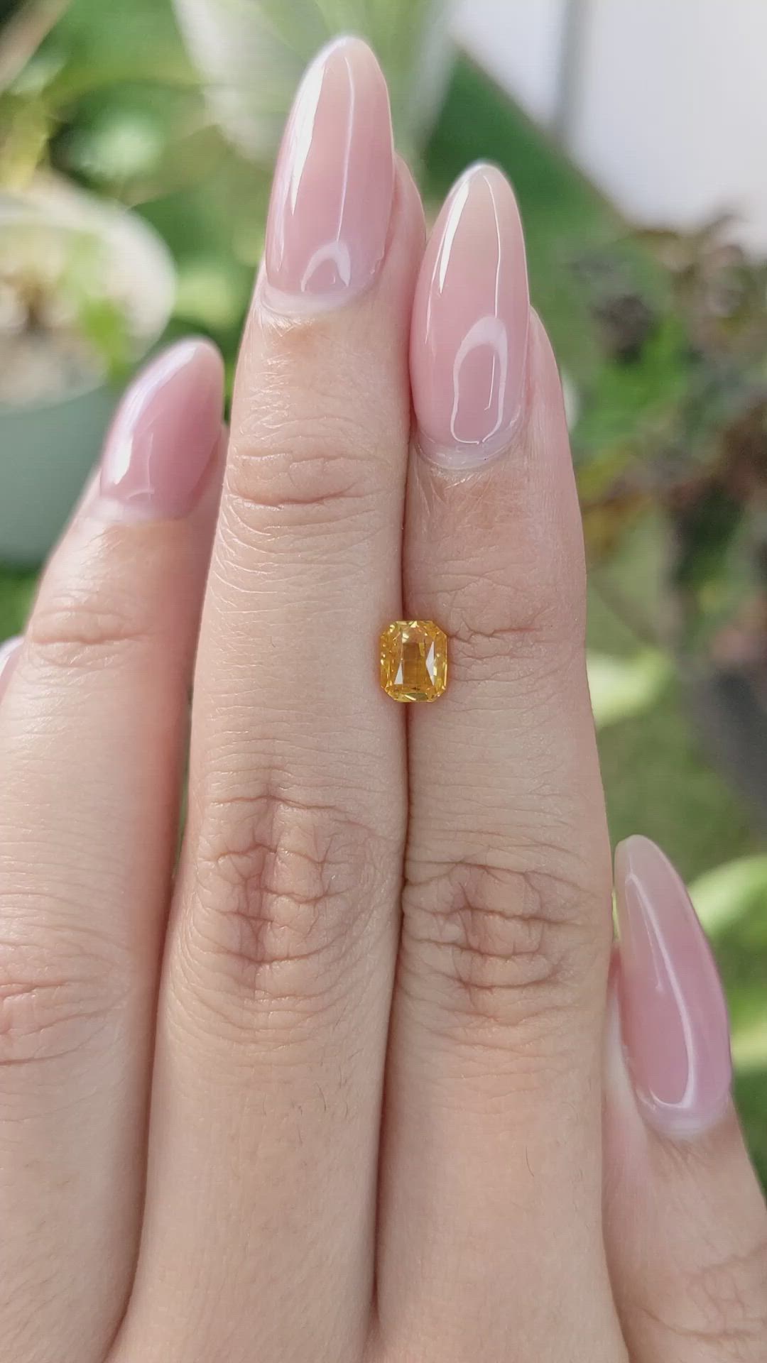 1.05 Ct. Yellowish Orange Sapphire from Ceylon (Sri Lanka) Size Video