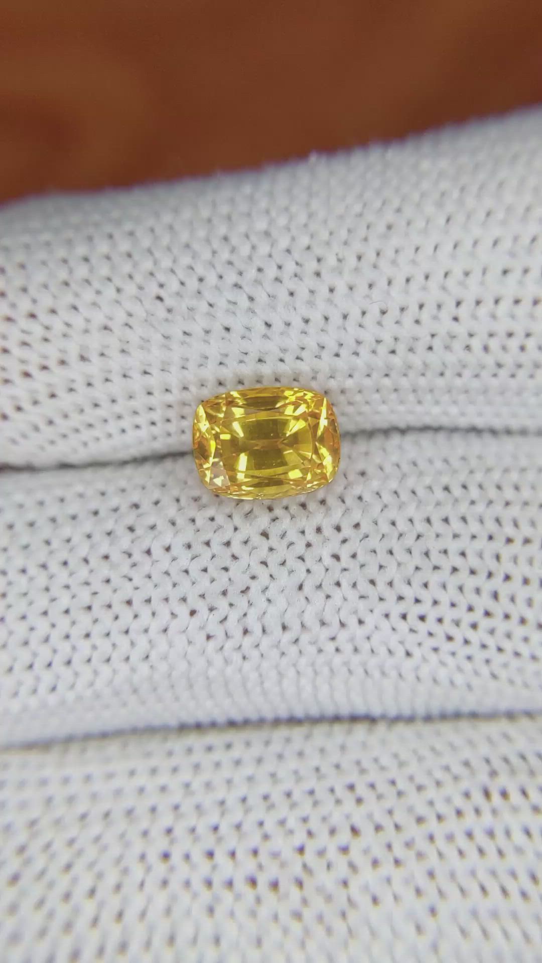 3.09 Ct. Yellowish Orange Sapphire from Ceylon (Sri Lanka) Size Video