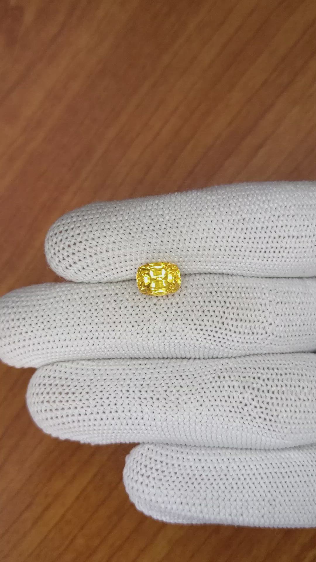 3.09 Ct. Yellowish Orange Sapphire from Ceylon (Sri Lanka) Size Video