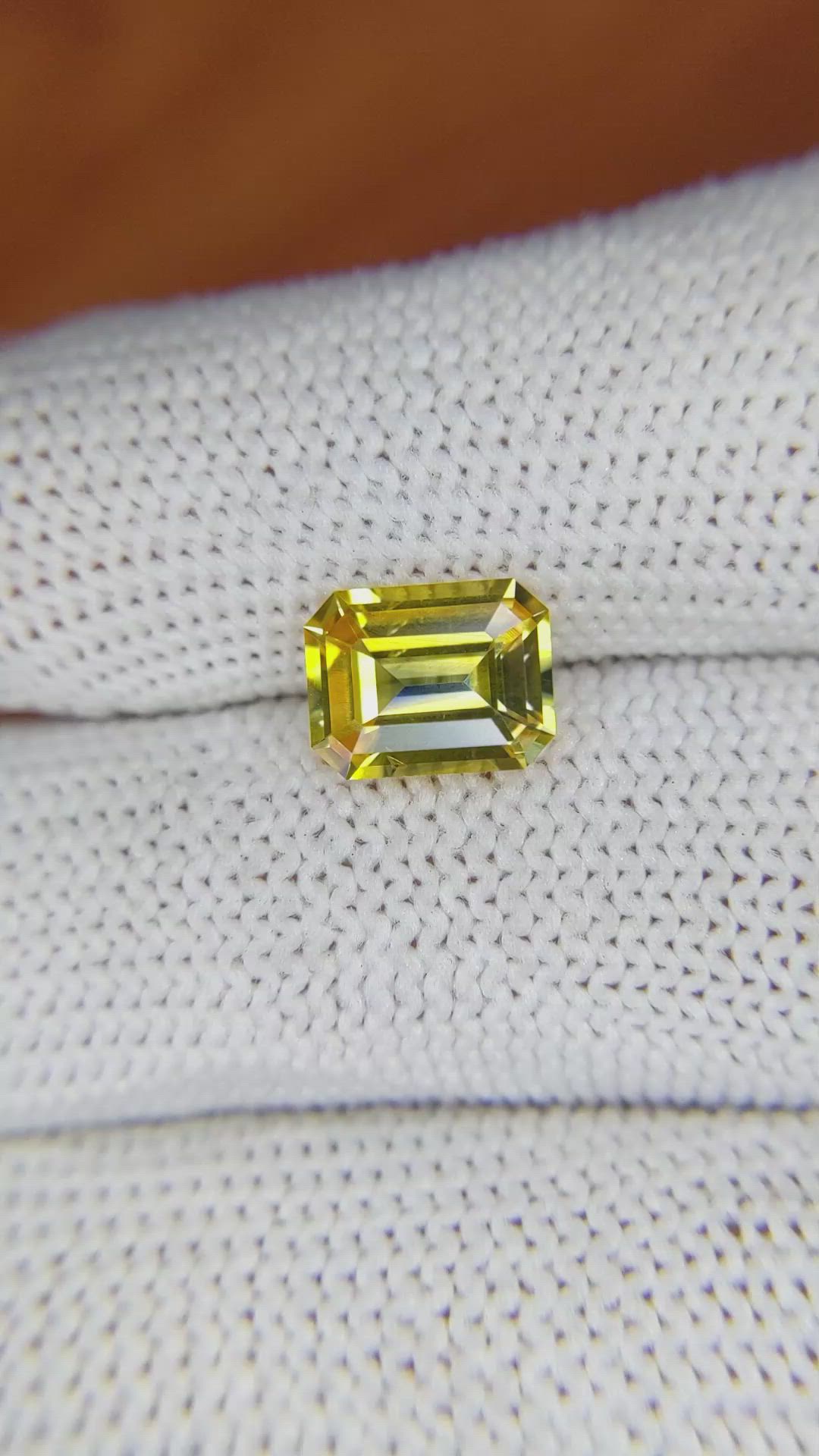 2.74 Ct. Bi Color Sapphire from Ceylon (Sri Lanka) Size Video