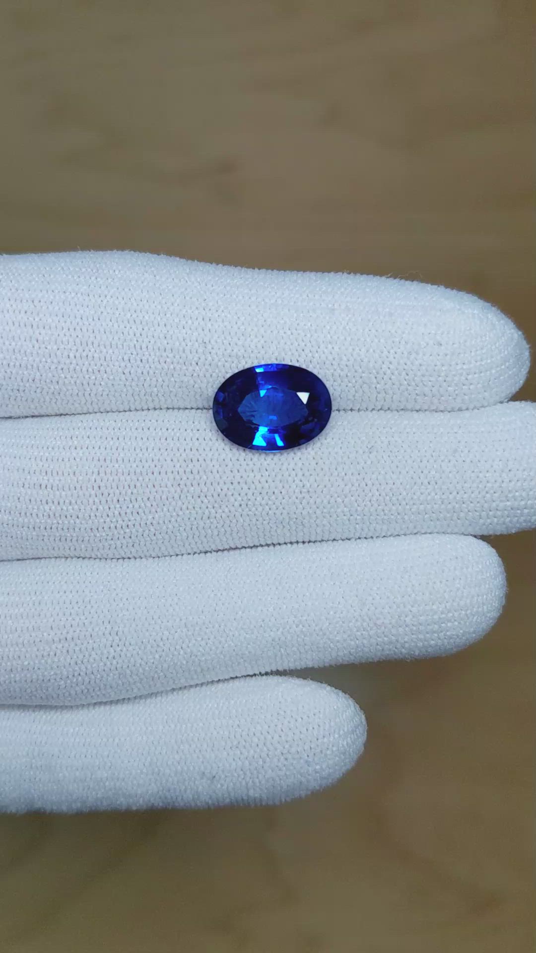 5.67 Ct. Blue Sapphire from Ceylon (Sri Lanka) Size Video