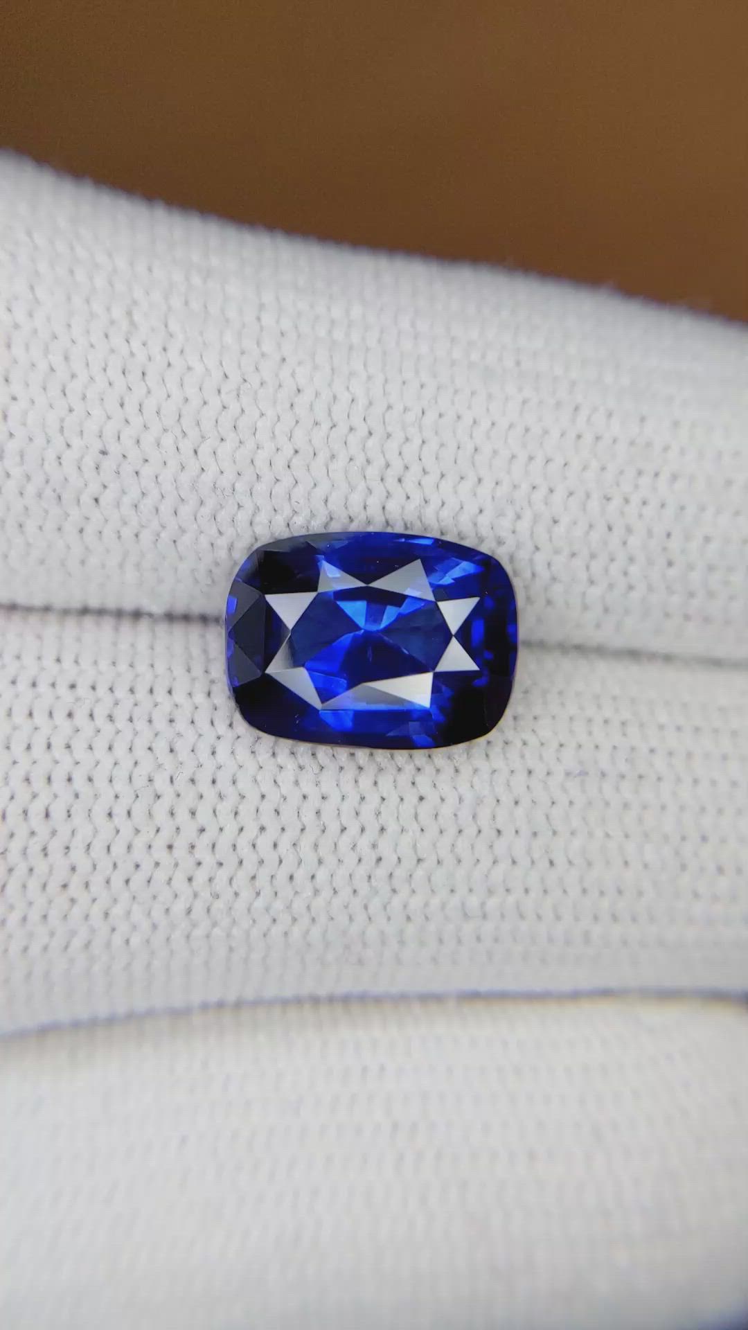 5.03 Ct. Blue Sapphire from Ceylon (Sri Lanka) Size Video