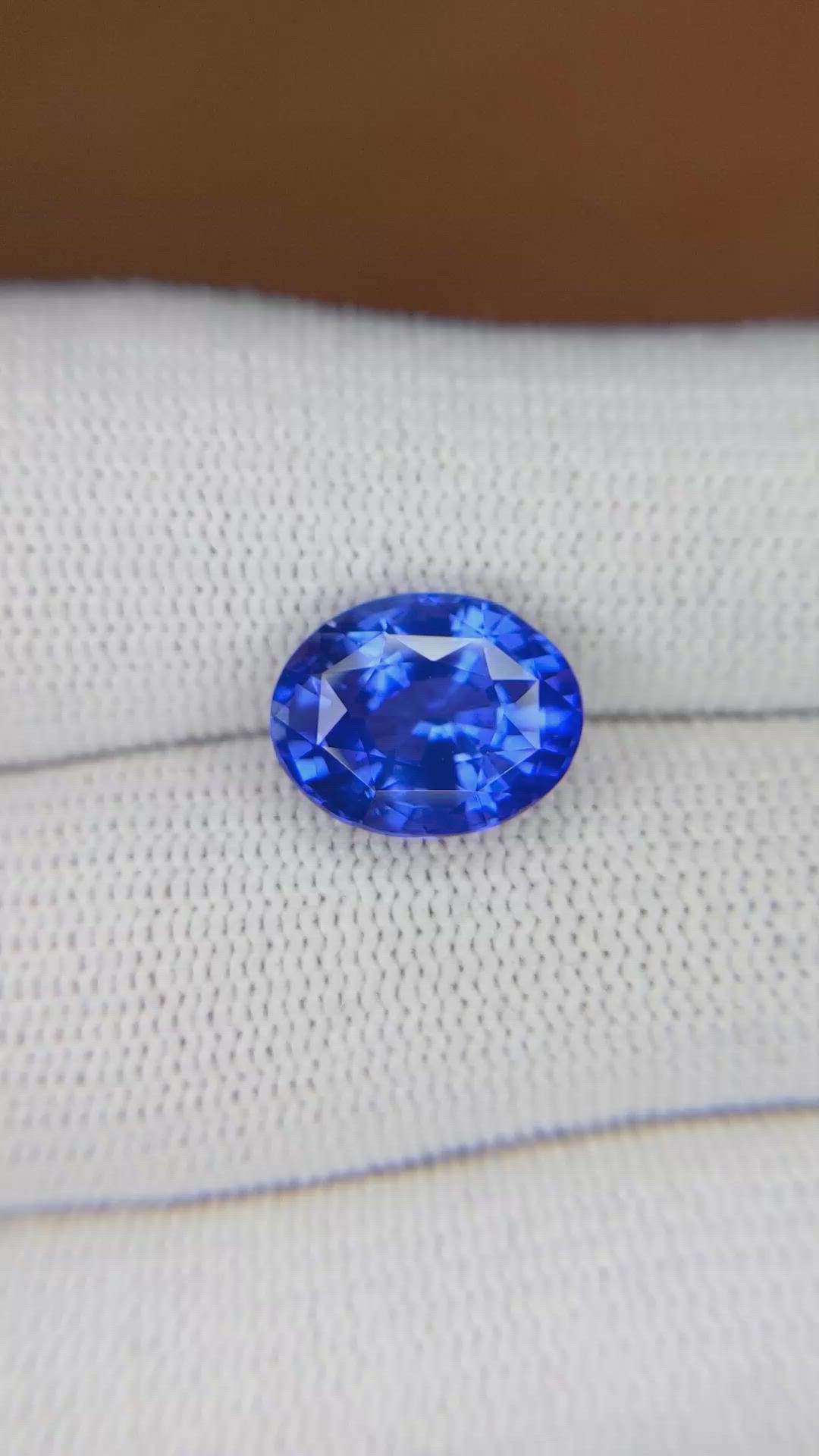 5.22 Ct. Blue Sapphire from Ceylon (Sri Lanka) Size Video