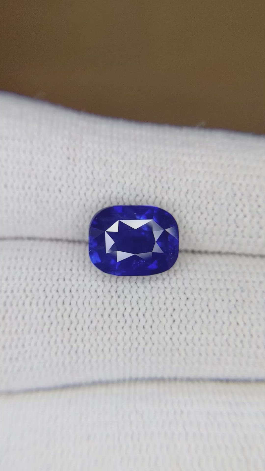 5.04 Ct. Blue Sapphire from Ceylon (Sri Lanka) Size Video