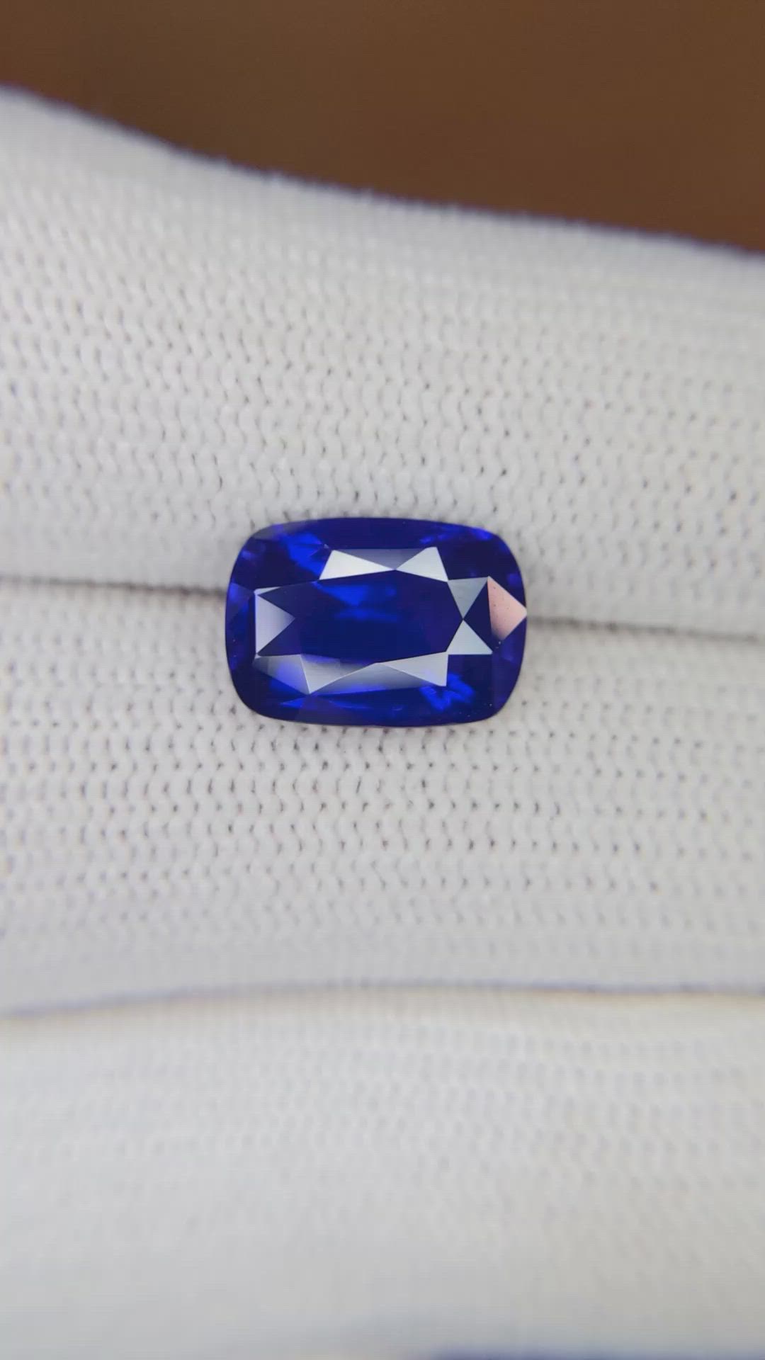 4.54 Ct. Blue Sapphire from Ceylon (Sri Lanka) Size Video