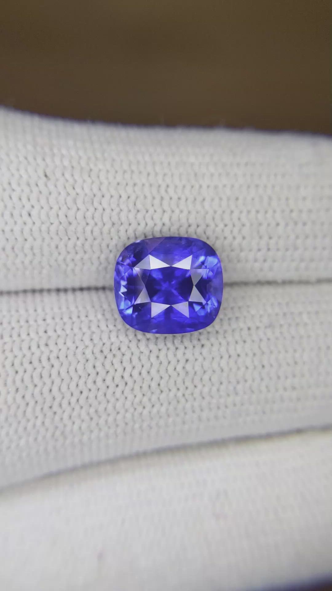 4.94 Ct. Blue Sapphire from Ceylon (Sri Lanka) Size Video
