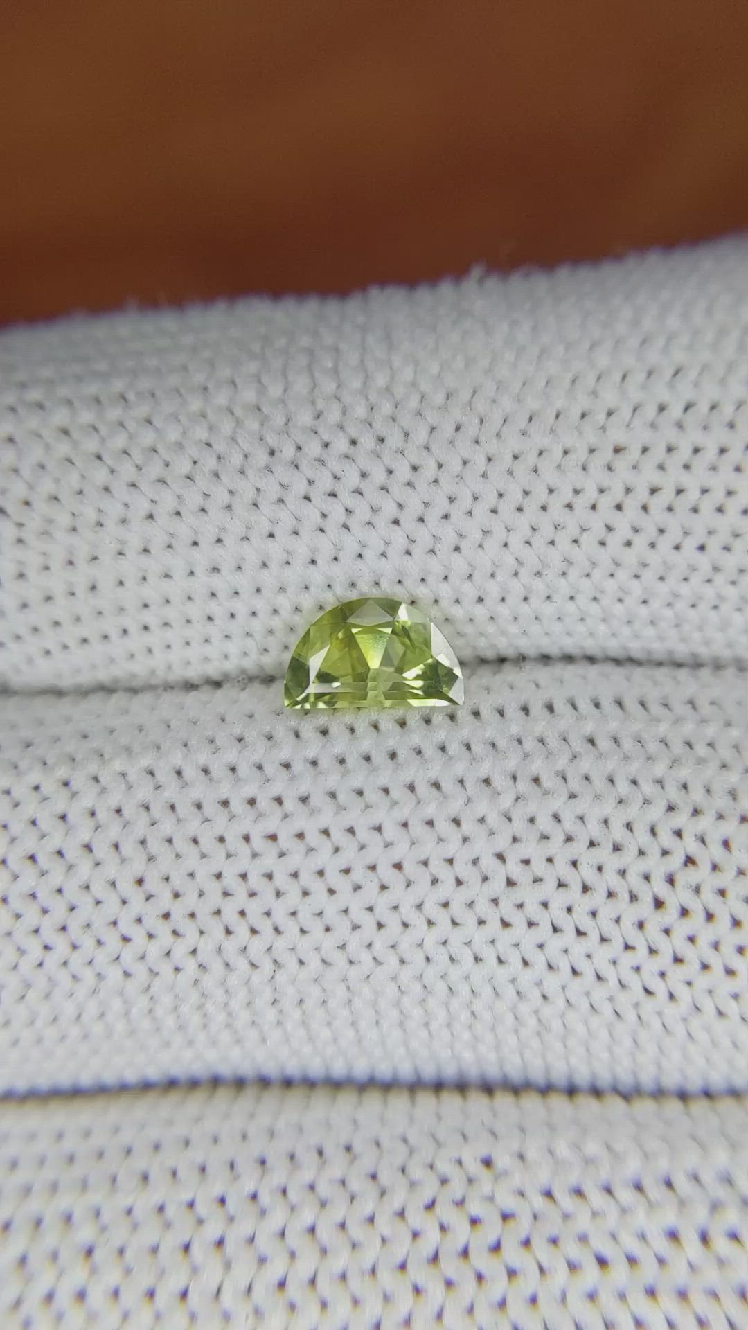 0.80 Ct. Yellowish Green Sapphire from Ceylon (Sri Lanka) Size Video