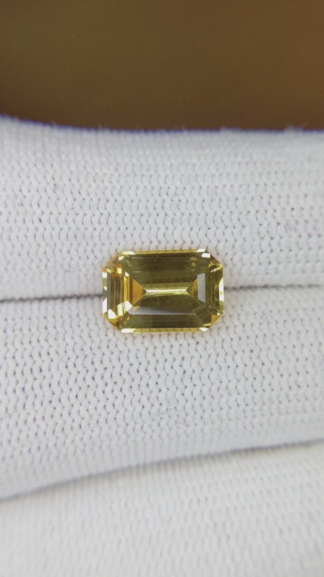 4.00 Ct. Yellow Sapphire from Ceylon (Sri Lanka) Size Video