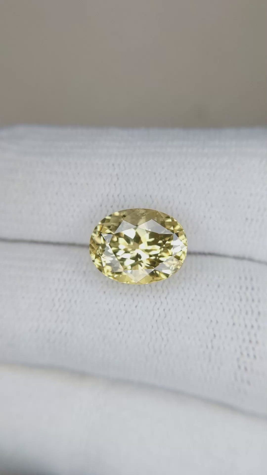 5.23 Ct. Yellow Sapphire from Ceylon (Sri Lanka) Size Video