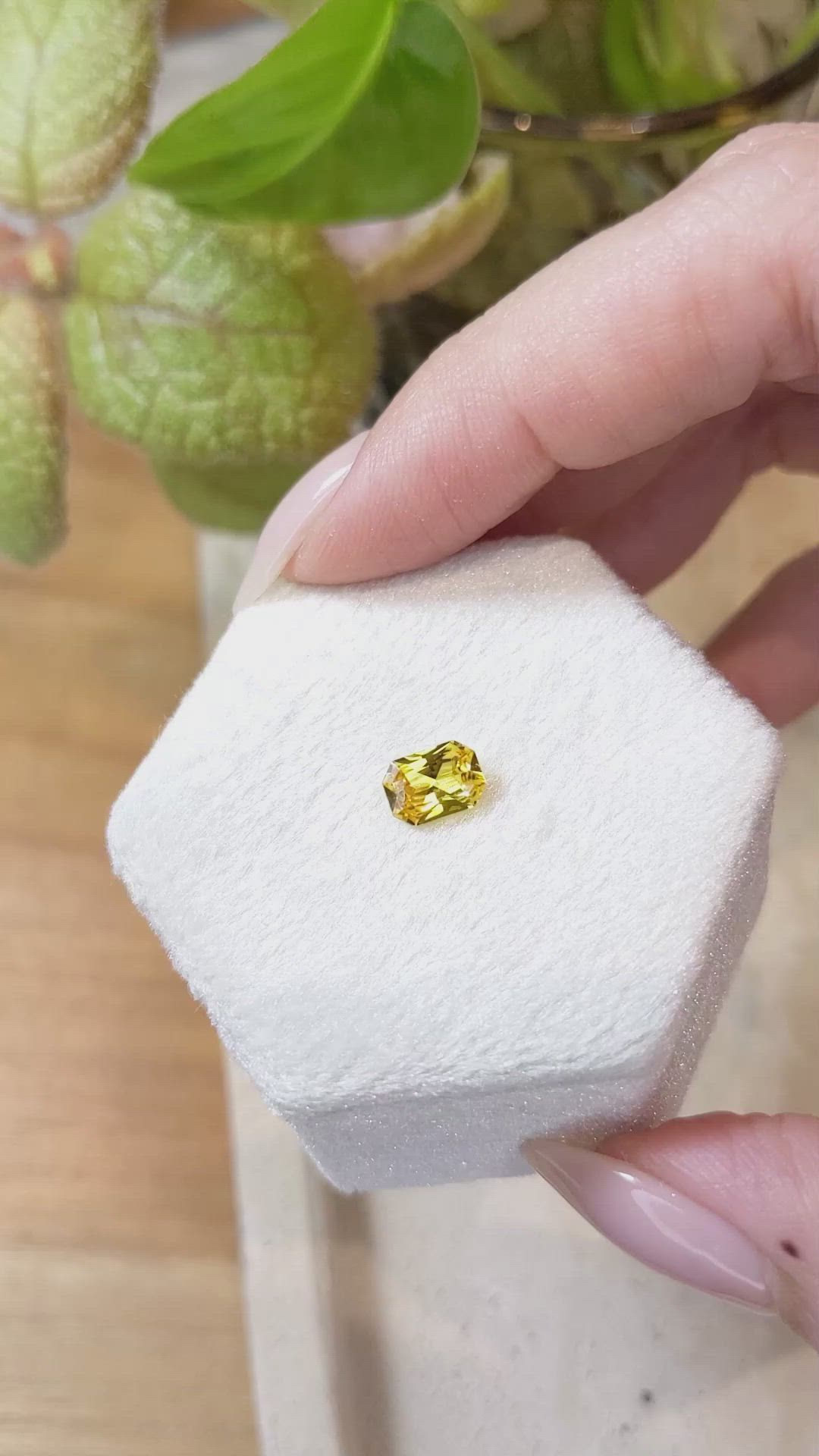 1.00 Ct. Yellow Sapphire from Ceylon (Sri Lanka) Size Video