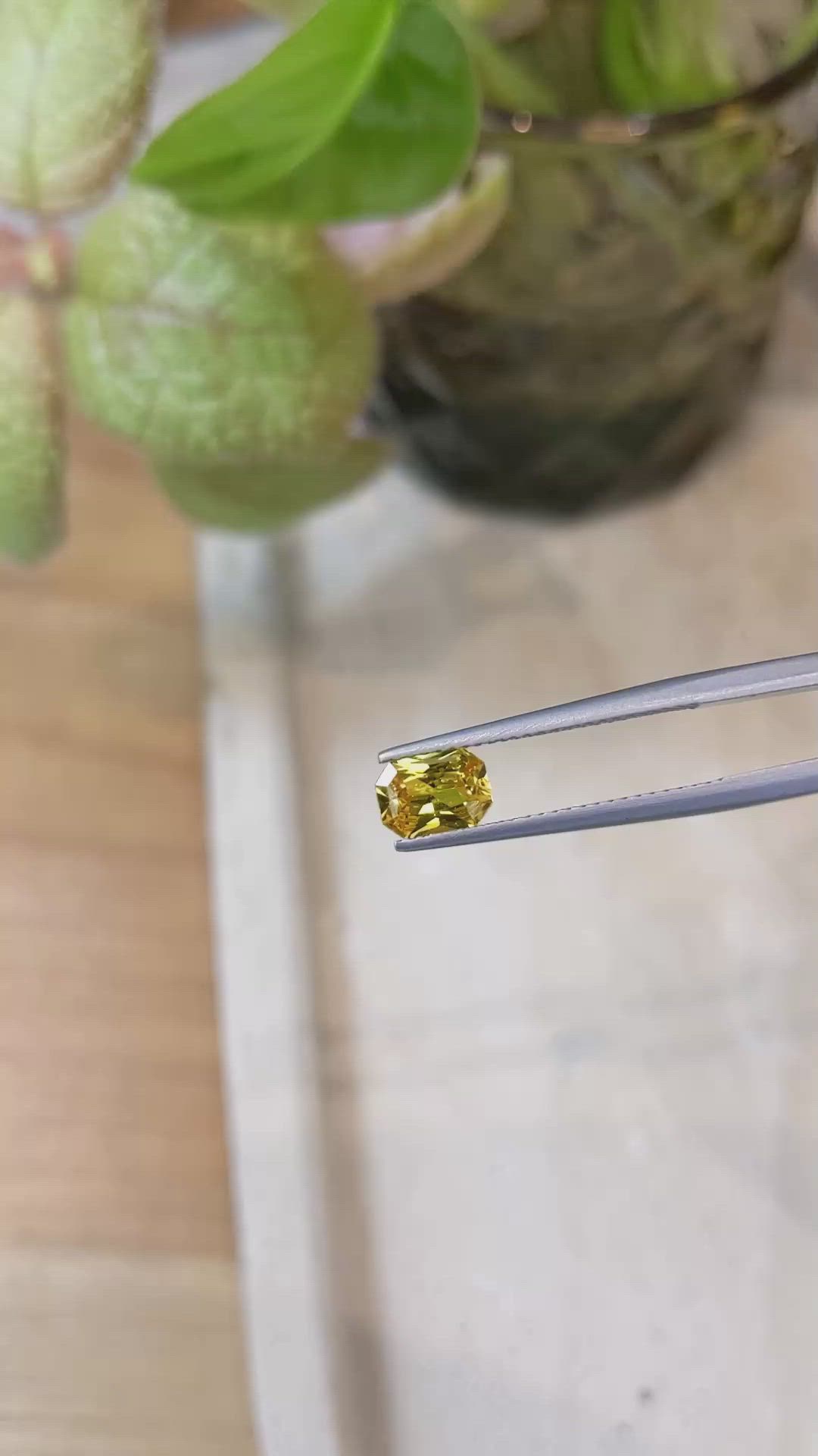 1.00 Ct. Yellow Sapphire from Ceylon (Sri Lanka) Size Video