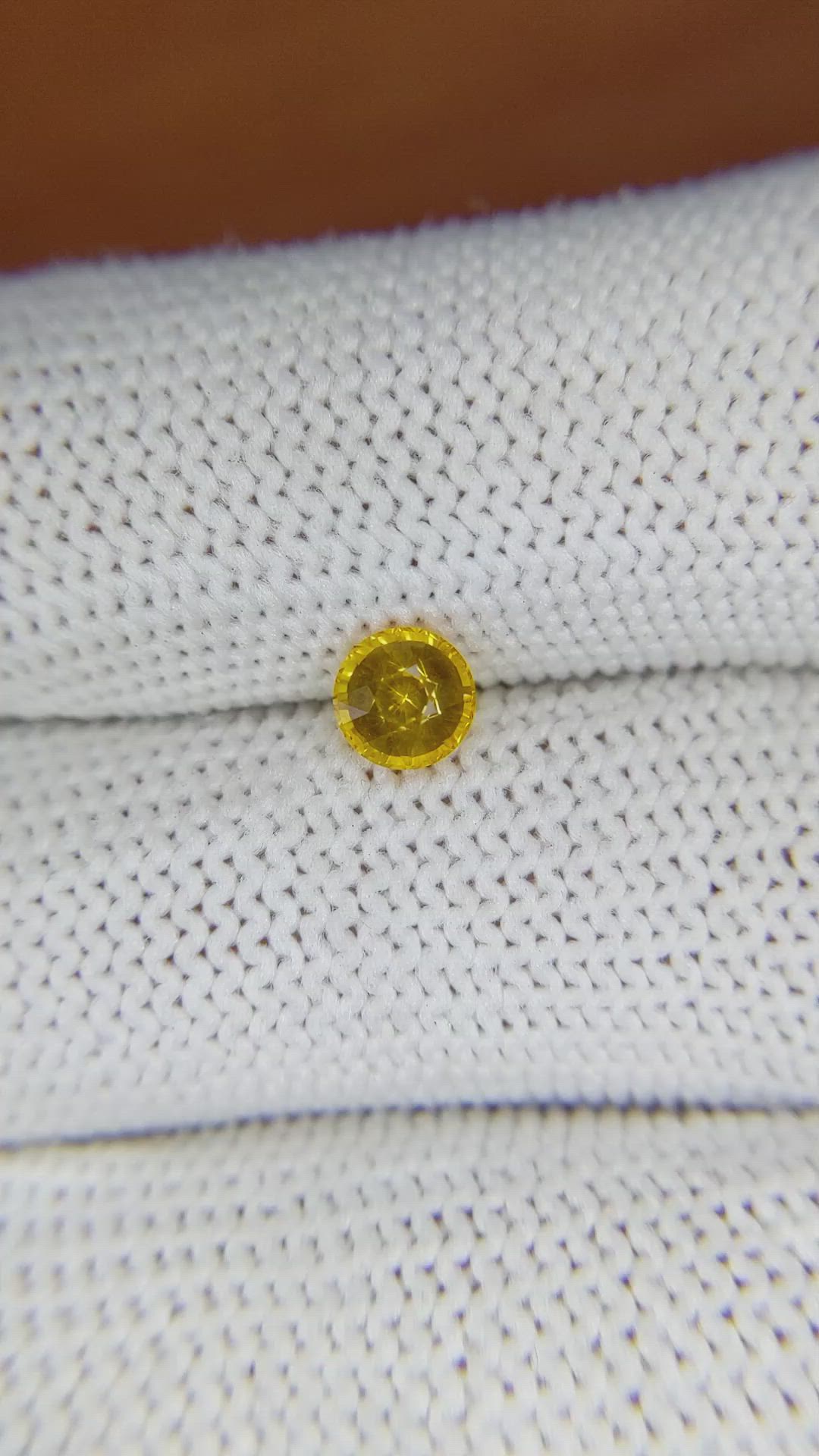 0.70 Ct. Yellowish Orange Sapphire from Ceylon (Sri Lanka) Size Video