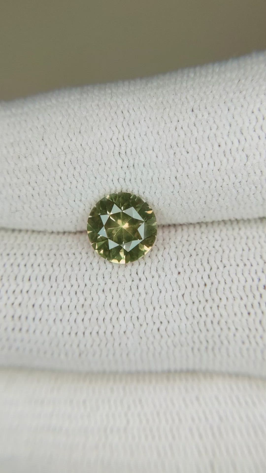 2.07 Ct. Yellowish Green Sapphire from Ceylon (Sri Lanka) Size Video