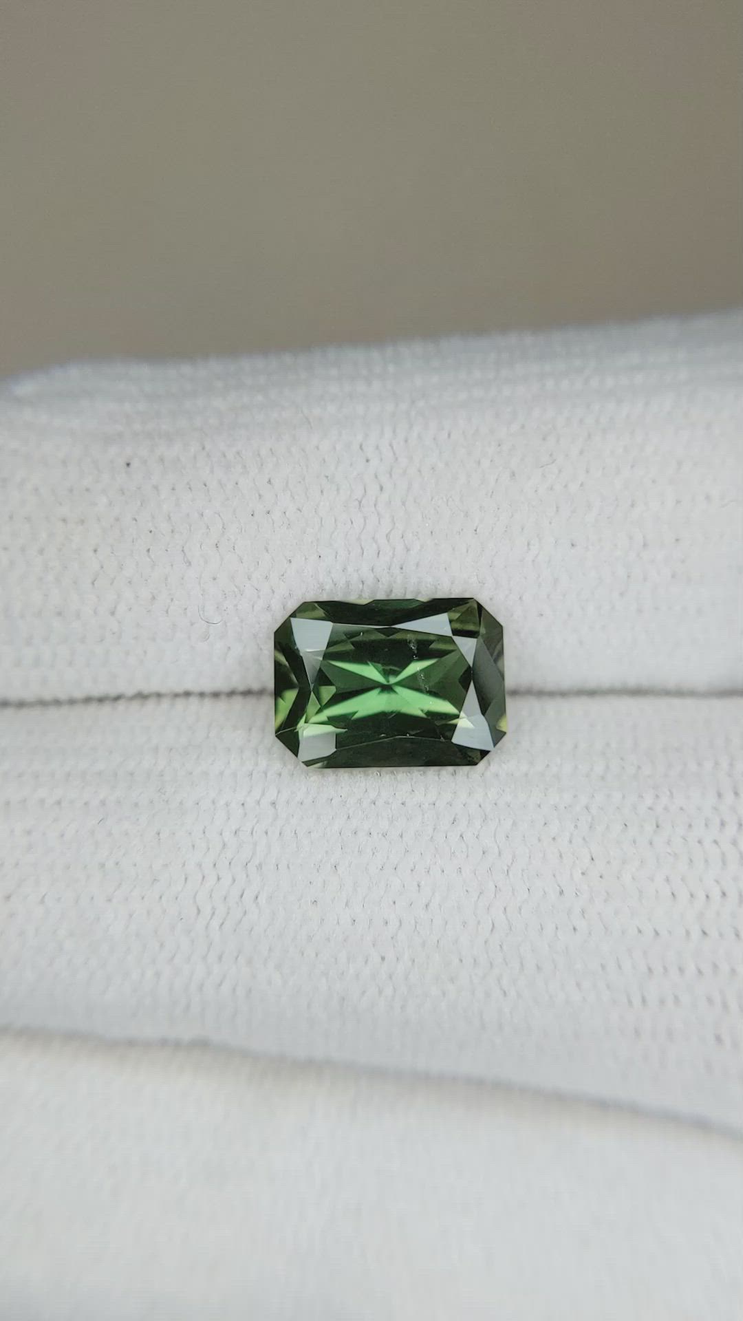 2.20 Ct. Green Sapphire from Ceylon (Sri Lanka) Size Video