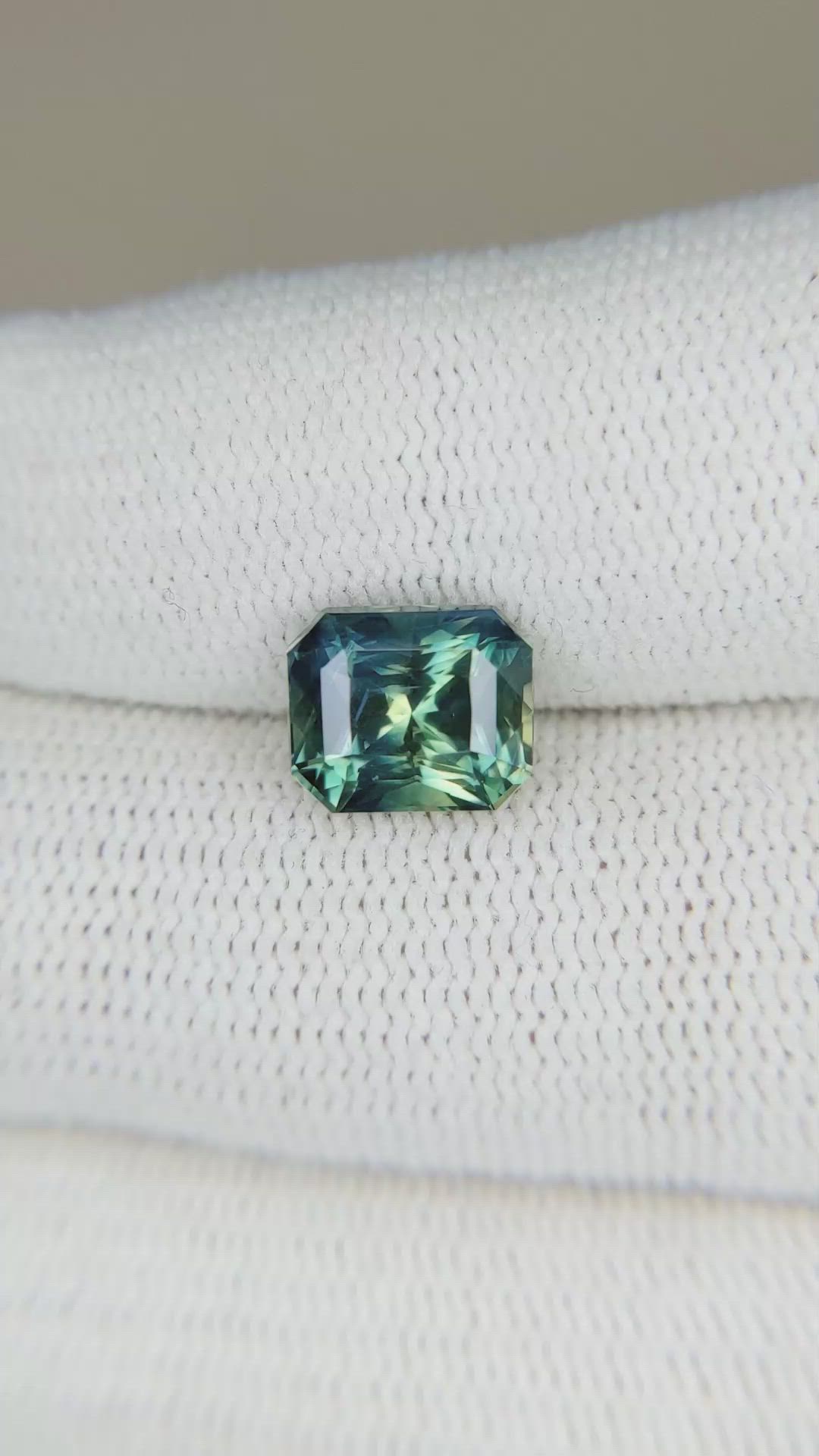 3.57 Ct. Bi Color Sapphire from Ceylon (Sri Lanka) Size Video