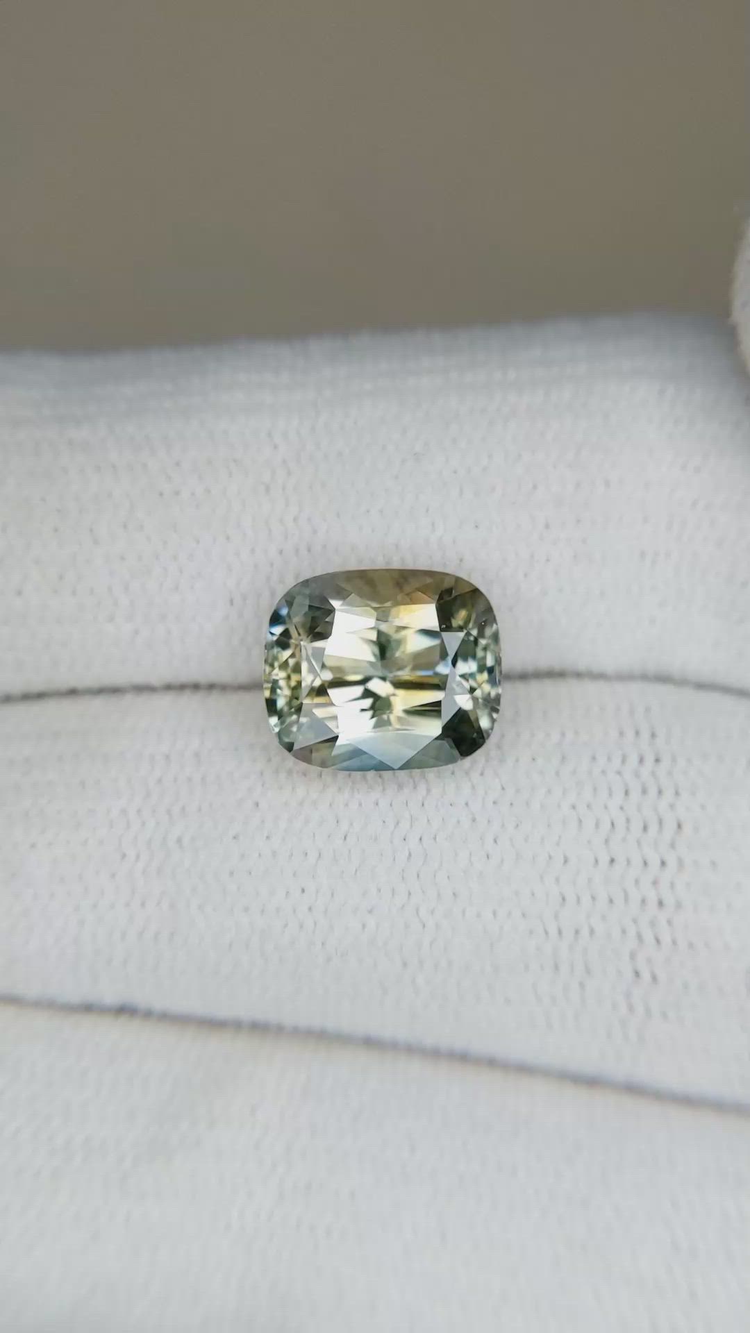 4.01 Ct. Bi Color Sapphire from Ceylon (Sri Lanka) Size Video