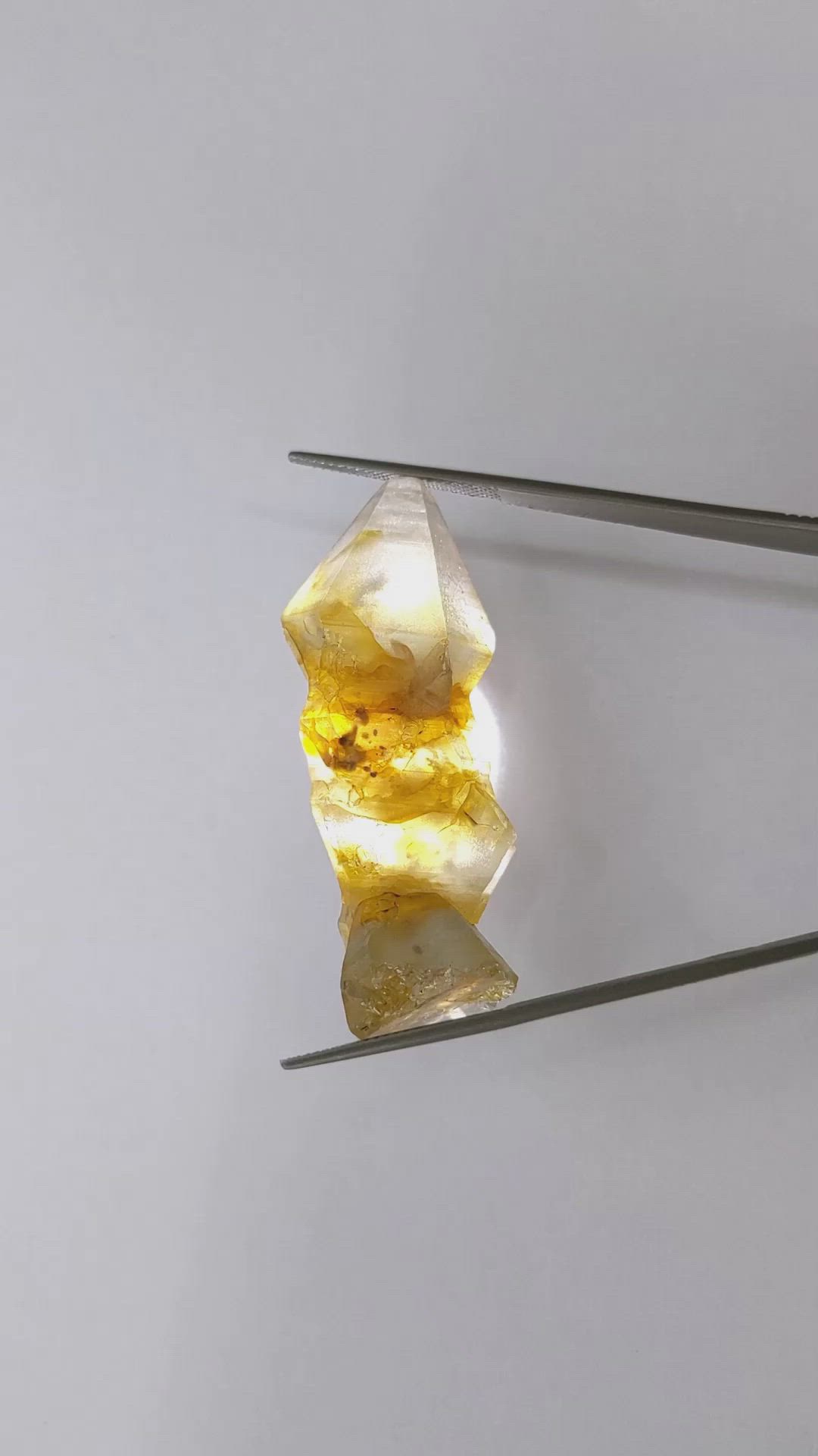 112.86 Ct. Bi Color Sapphire Crystal from Ceylon (Sri Lanka) Size Video