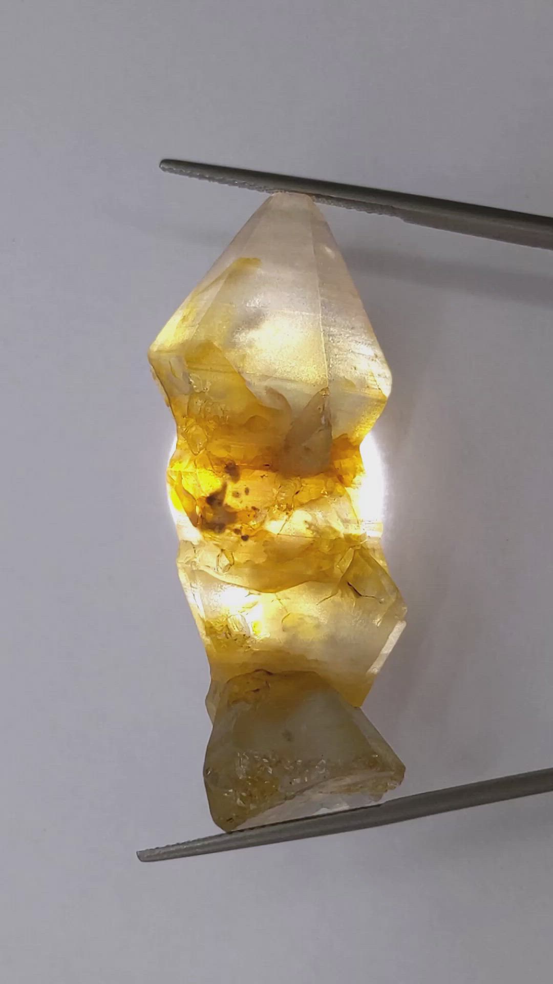 112.86 Ct. Bi Color Sapphire Crystal from Ceylon (Sri Lanka) Size Video