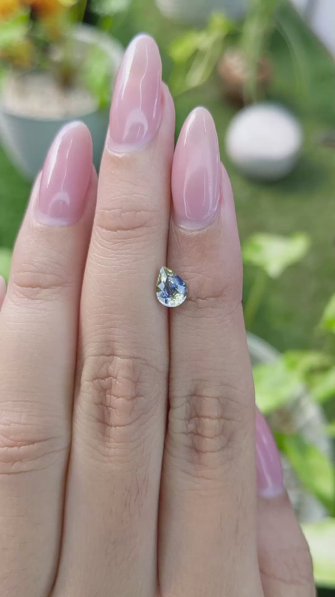 1.00 Ct. Bi Color Sapphire from Ceylon (Sri Lanka) Size Video