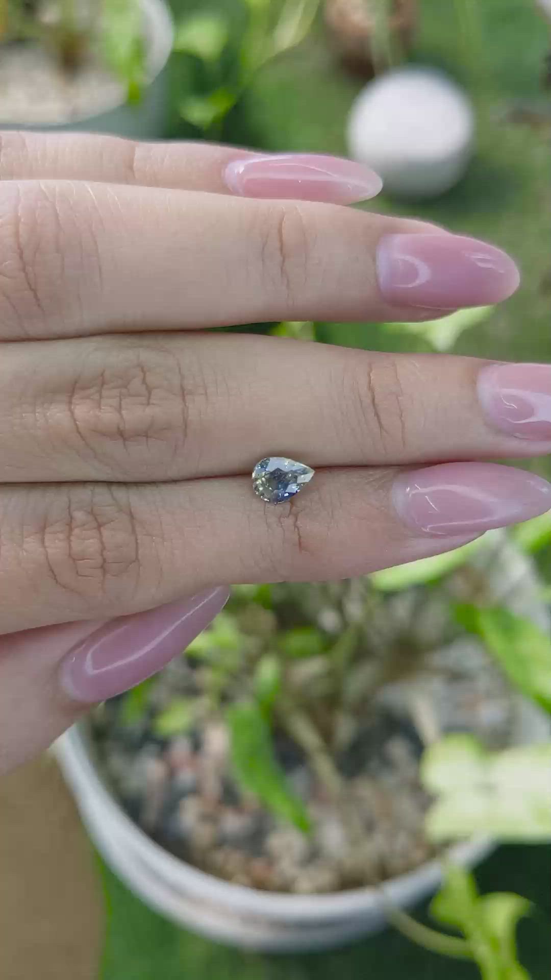 1.00 Ct. Bi Color Sapphire from Ceylon (Sri Lanka) Size Video