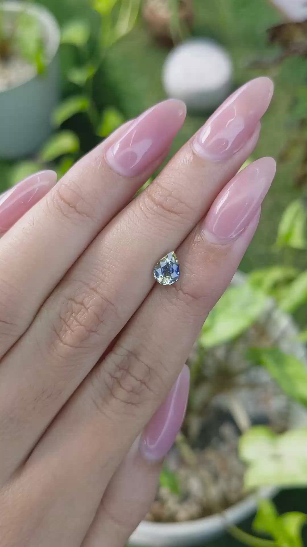 1.00 Ct. Bi Color Sapphire from Ceylon (Sri Lanka) Size Video