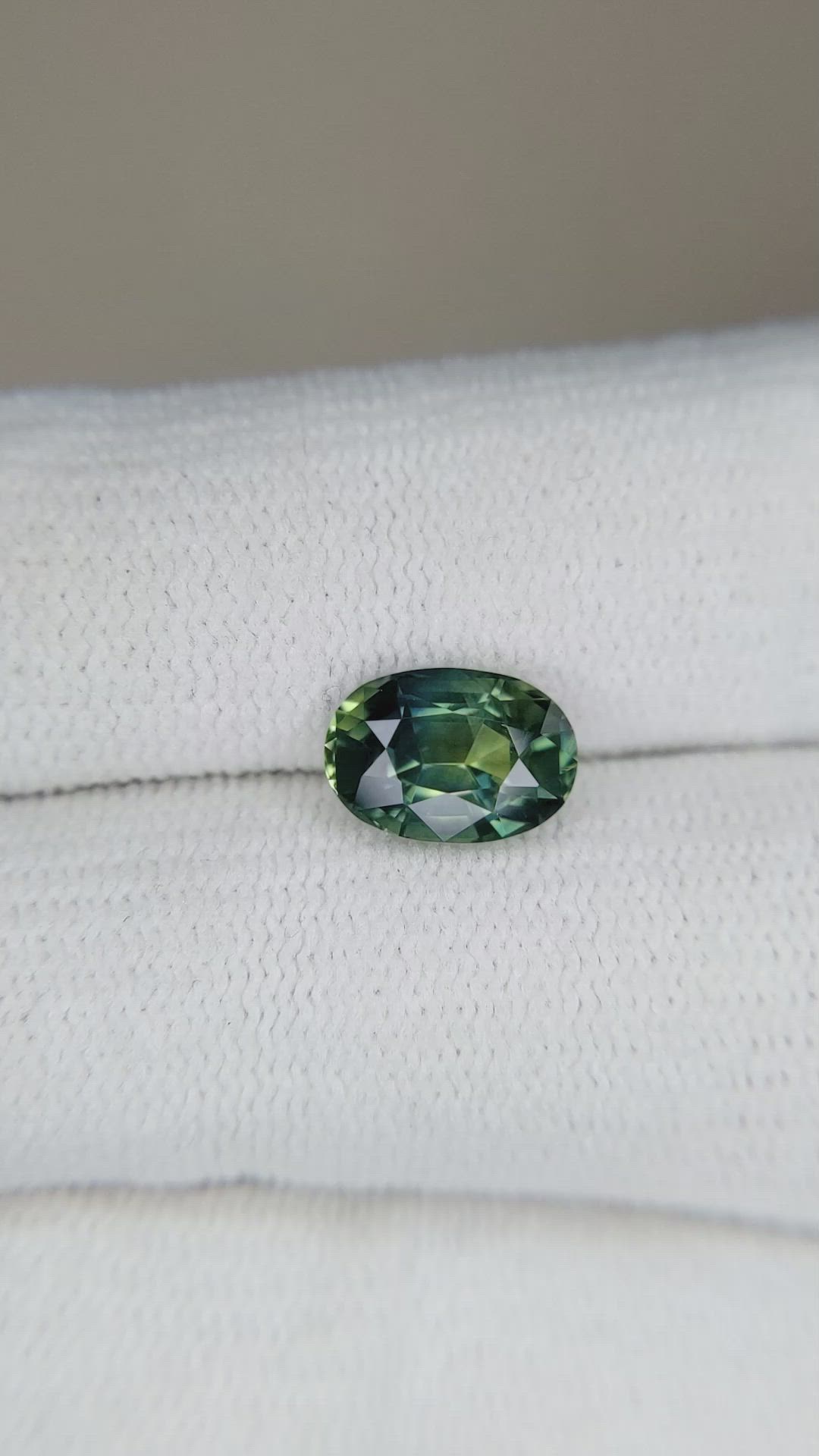 2.13 Ct. Bi Color Sapphire from Ceylon (Sri Lanka) Size Video