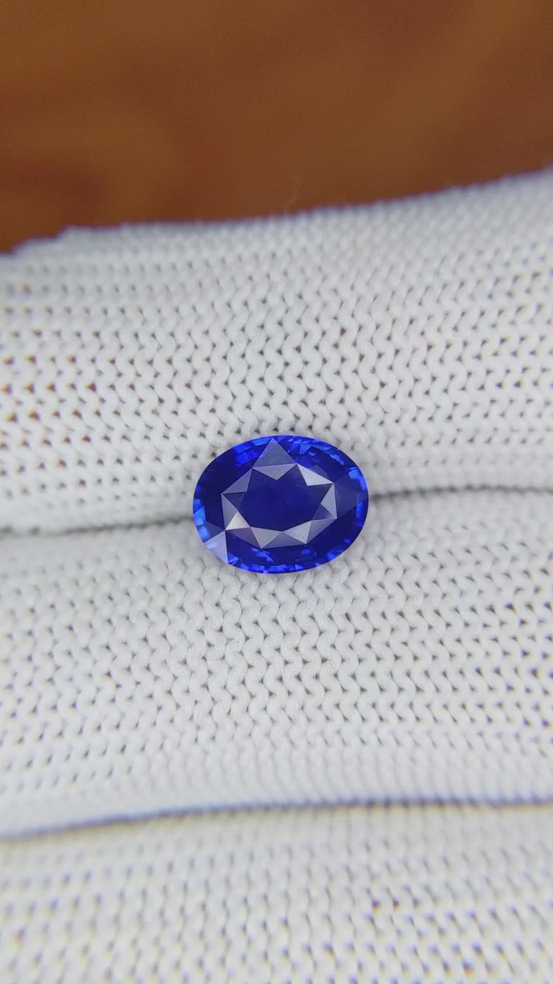 2.23 Ct. Blue Sapphire from Ceylon (Sri Lanka) Size Video