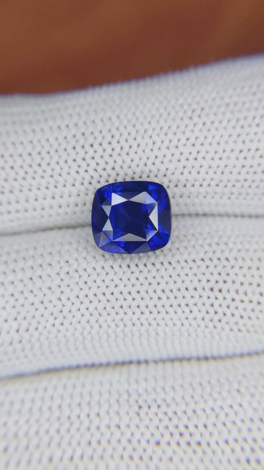 4.65 Ct. Blue Sapphire from Ceylon (Sri Lanka) Size Video