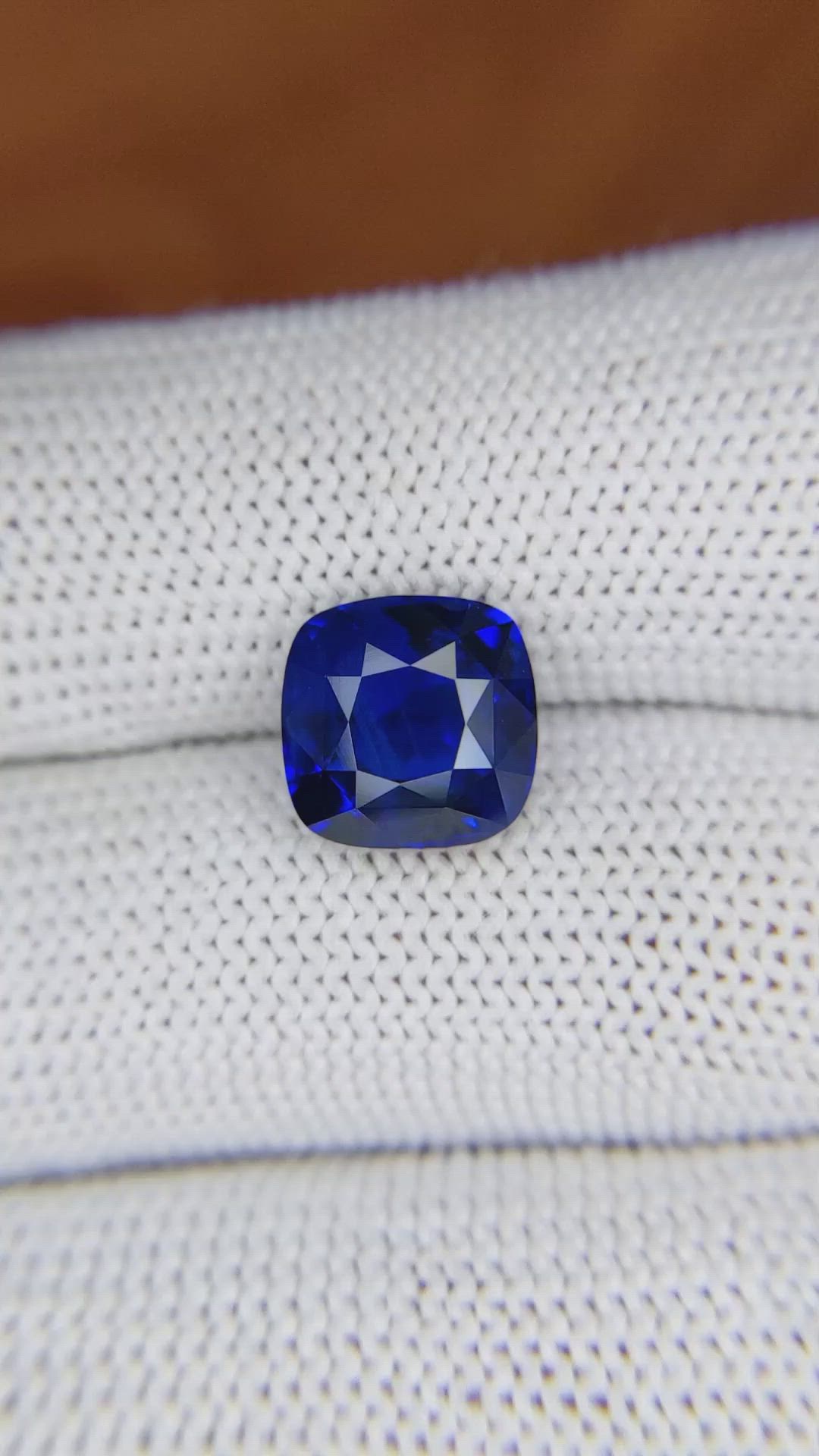 4.63 Ct. Blue Sapphire from Ceylon (Sri Lanka) Size Video