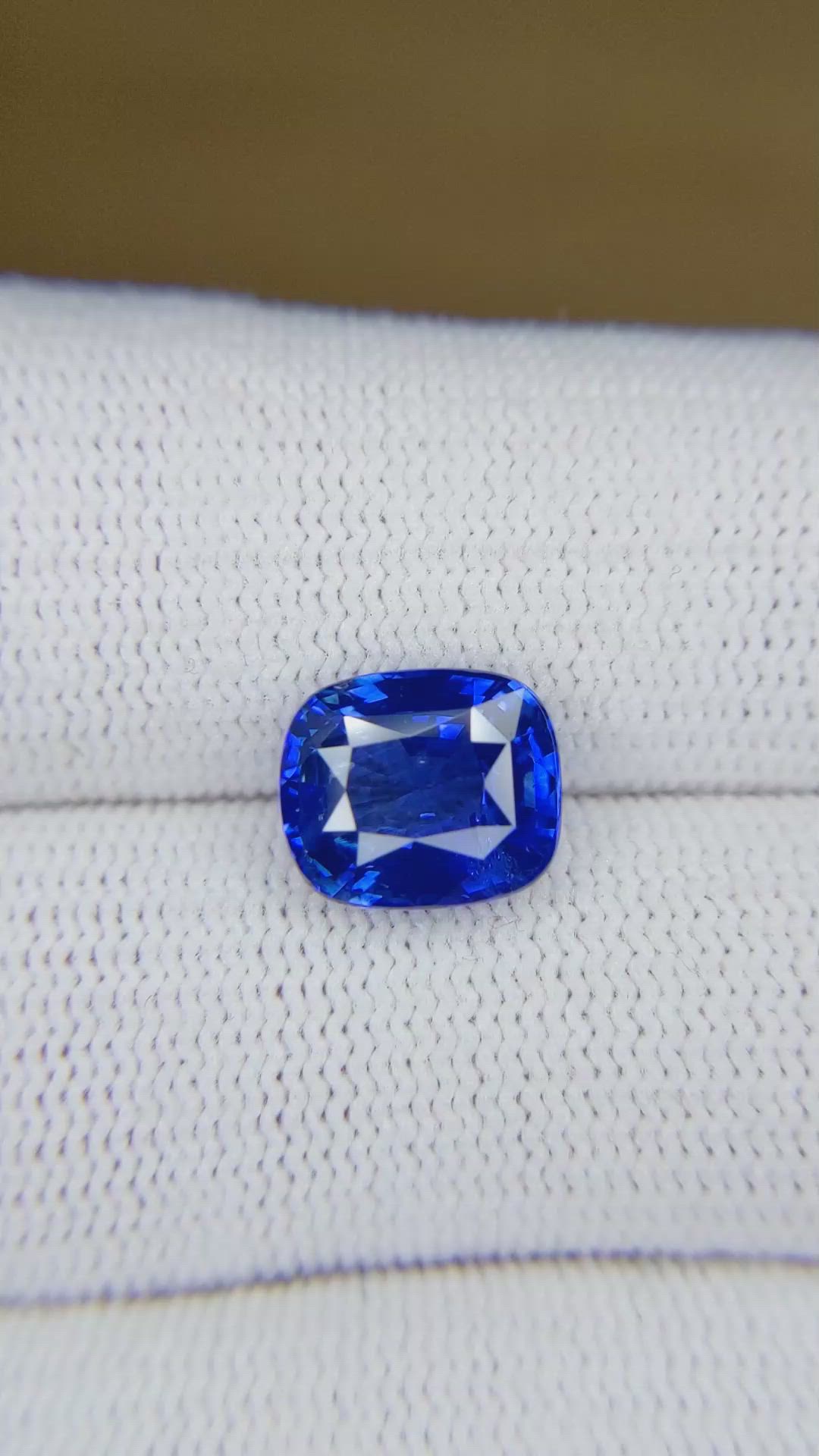 4.50 Ct. Blue Sapphire from Ceylon (Sri Lanka) Size Video