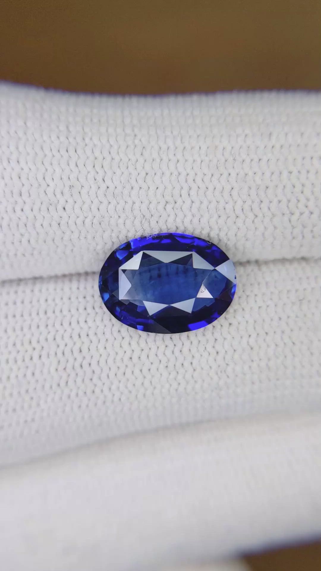 4.24 Ct. Blue Sapphire from Ceylon (Sri Lanka) Size Video