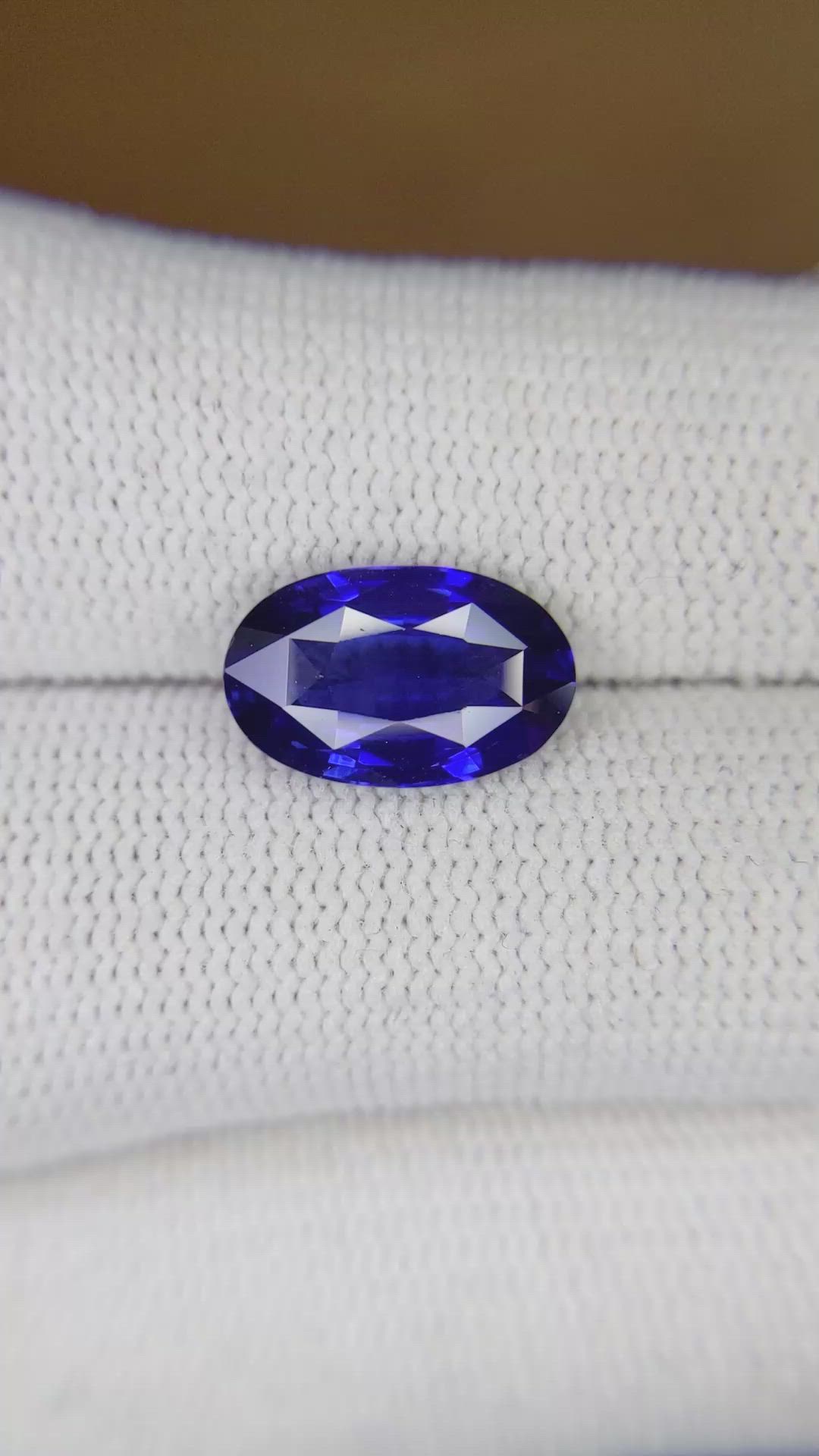3.94 Ct. Blue Sapphire from Ceylon (Sri Lanka) Size Video