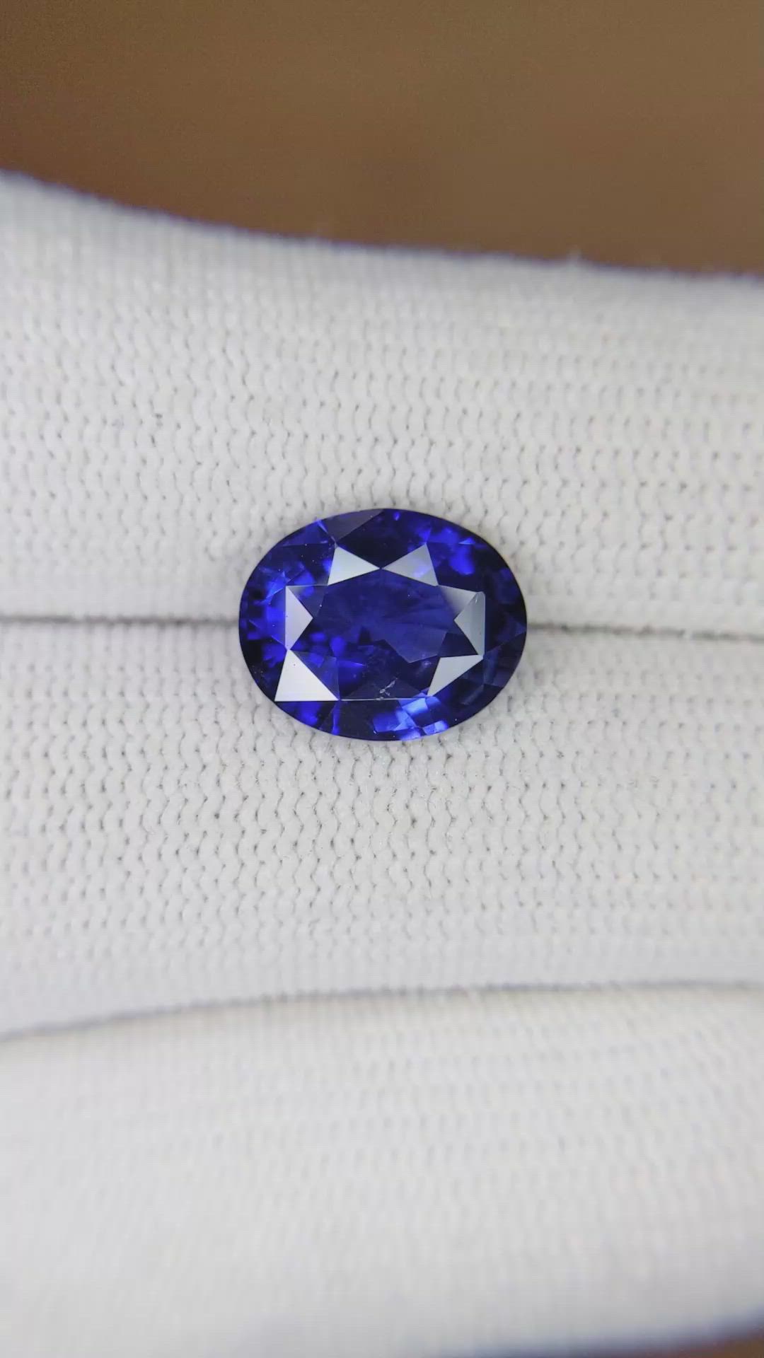 4.13 Ct. Blue Sapphire from Ceylon (Sri Lanka) Size Video