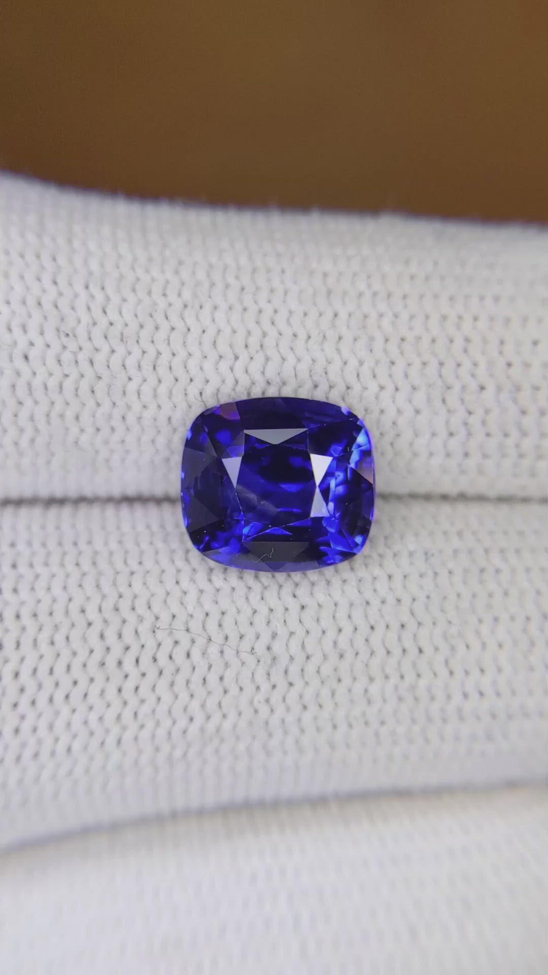 4.03 Ct. Blue Sapphire from Ceylon (Sri Lanka) Size Video