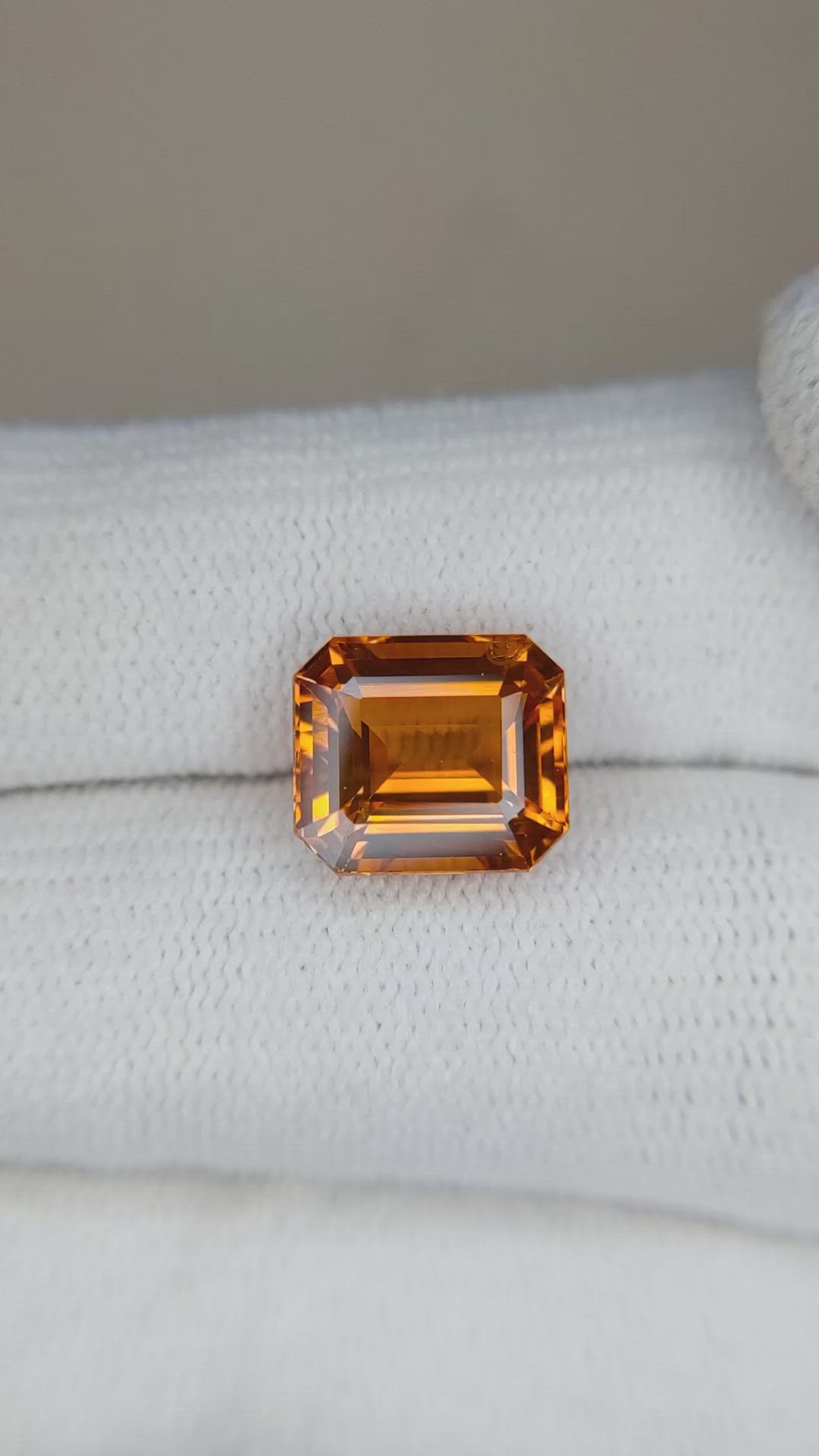 5.14 Ct. Yellowish Orange Sapphire from Ceylon (Sri Lanka) Size Video
