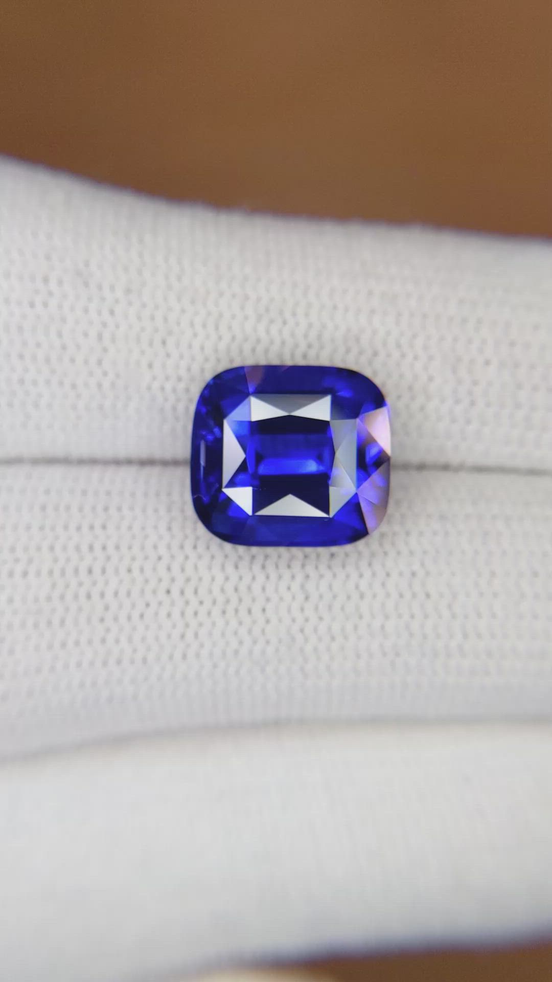 9.02 Ct. Blue Sapphire from Ceylon (Sri Lanka) Size Video