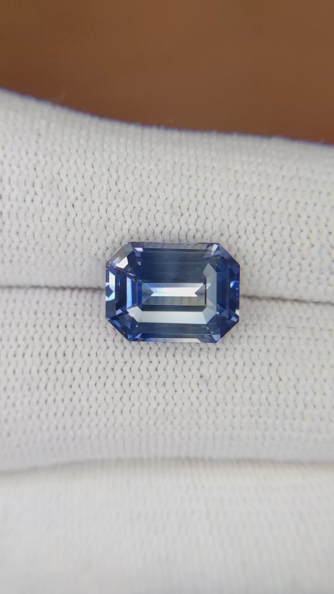 7.05 Ct. Bi Color Sapphire from Ceylon (Sri Lanka) Size Video