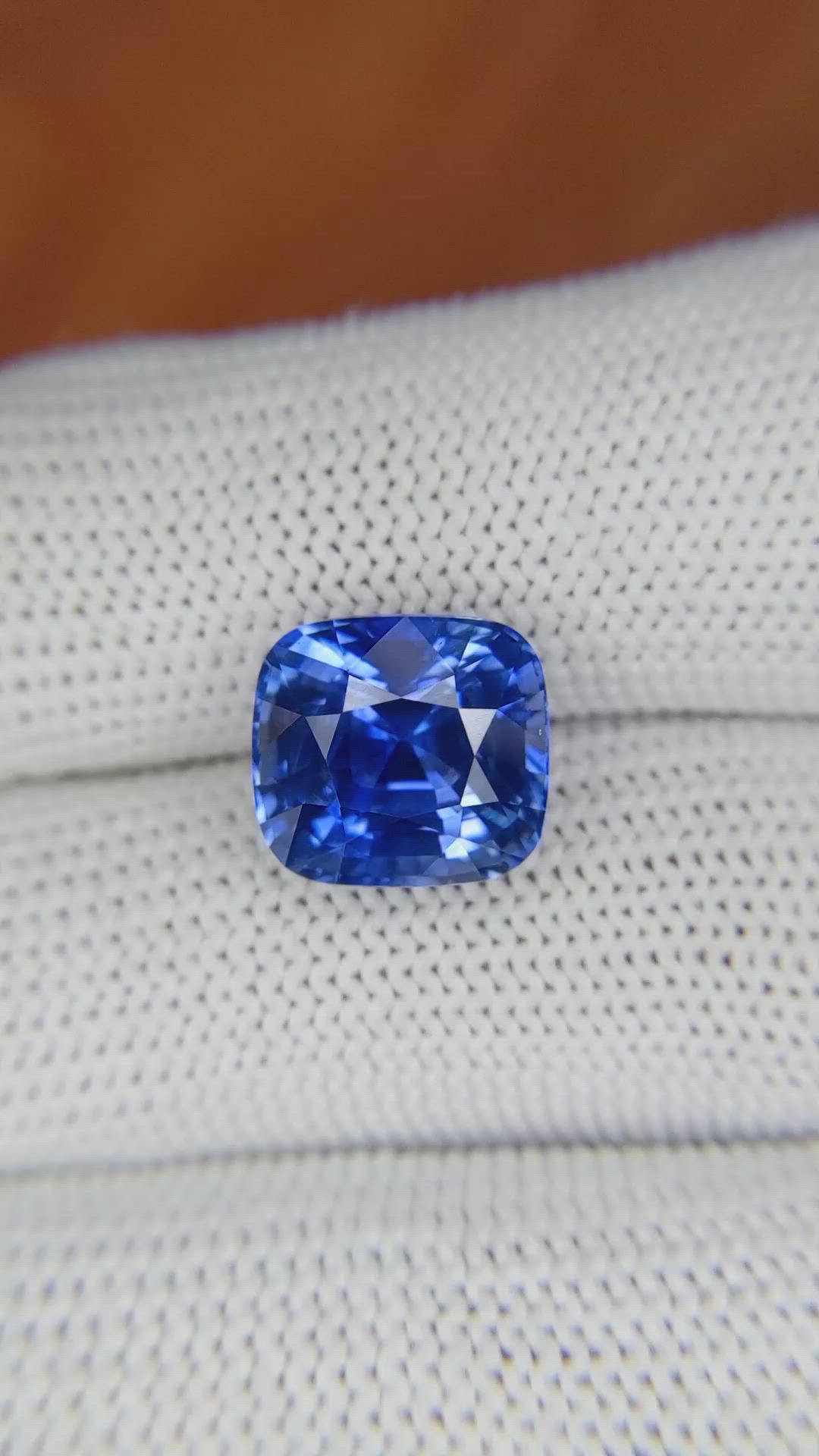 7.35 Ct. Blue Sapphire from Ceylon (Sri Lanka) Size Video