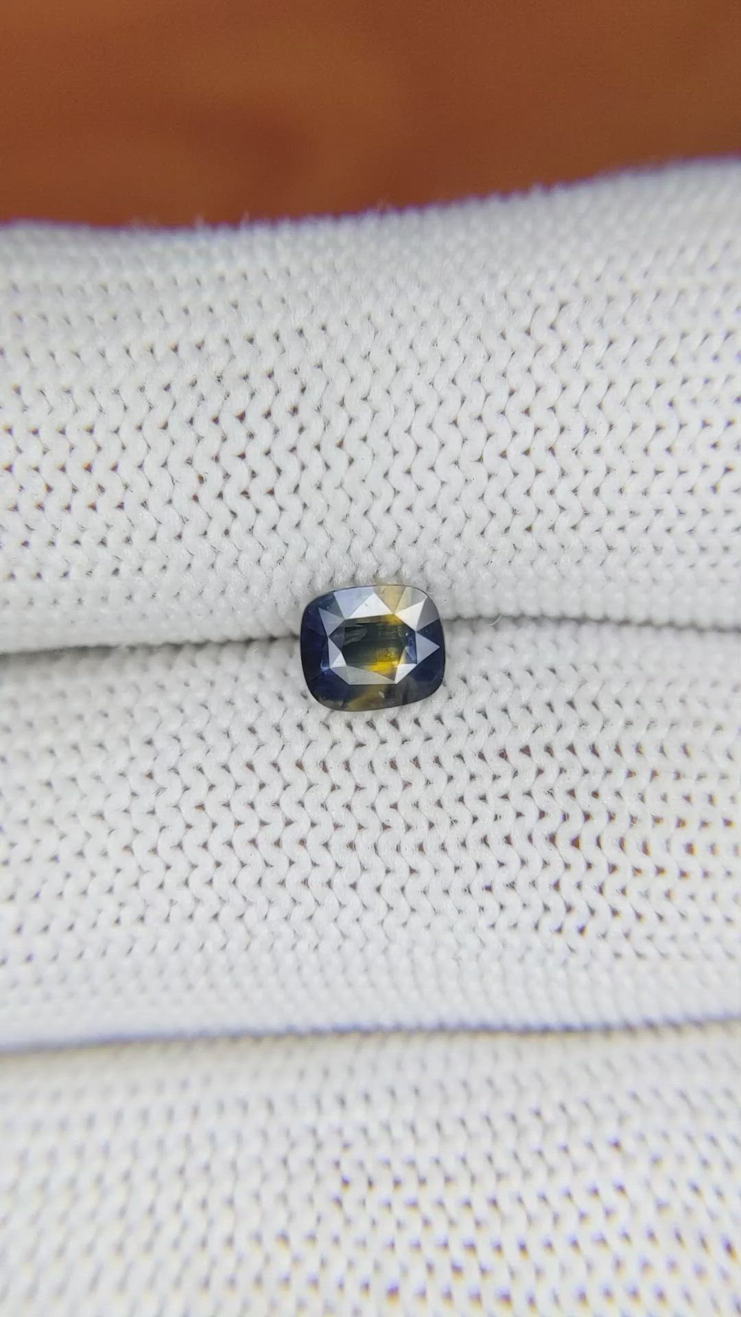0.95 Ct. Bi Color Sapphire from Ceylon (Sri Lanka) Size Video