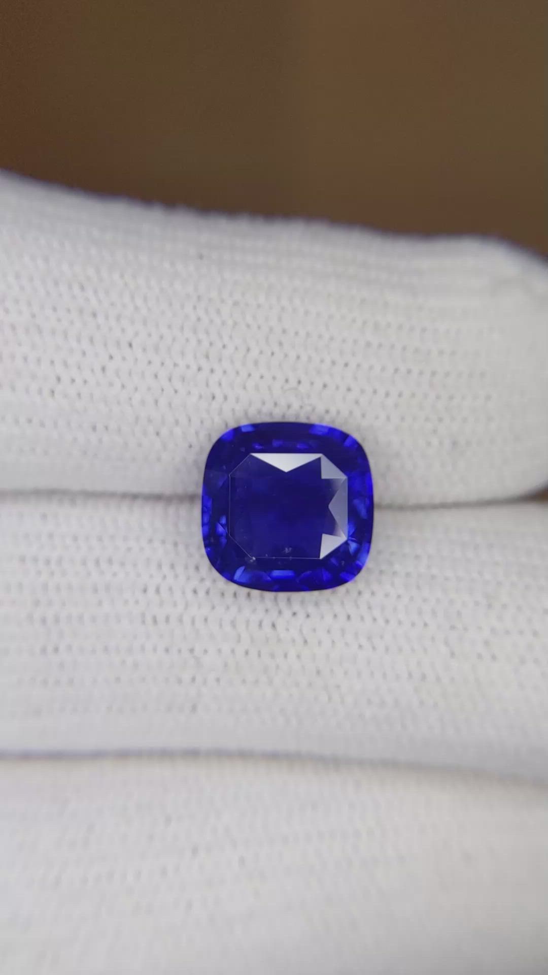 4.04 Ct. Blue Sapphire from Ceylon (Sri Lanka) Size Video