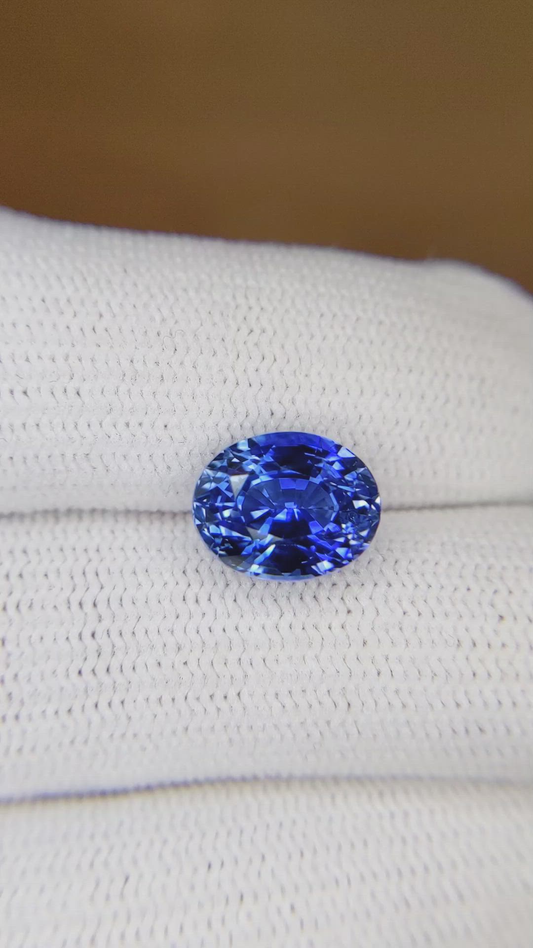 4.56 Ct. Blue Sapphire from Ceylon (Sri Lanka) Size Video