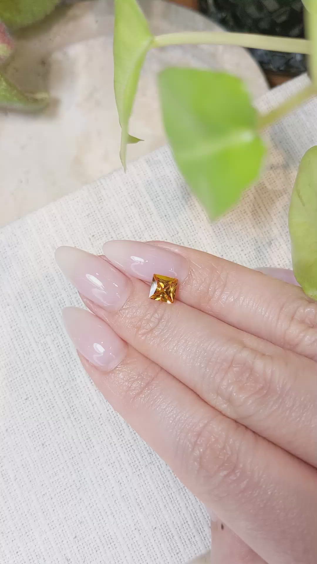 1.00 Ct. Yellowish Orange Sapphire from Ceylon (Sri Lanka) Size Video