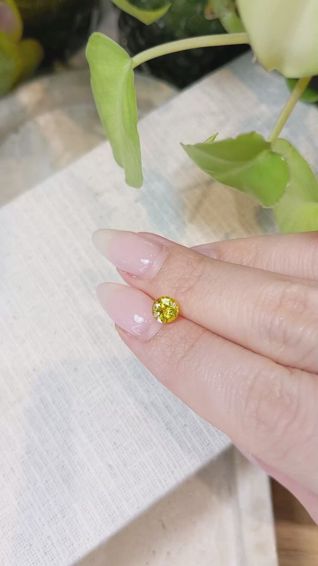 1.01 Ct. Yellow Sapphire from Ceylon (Sri Lanka) Size Video